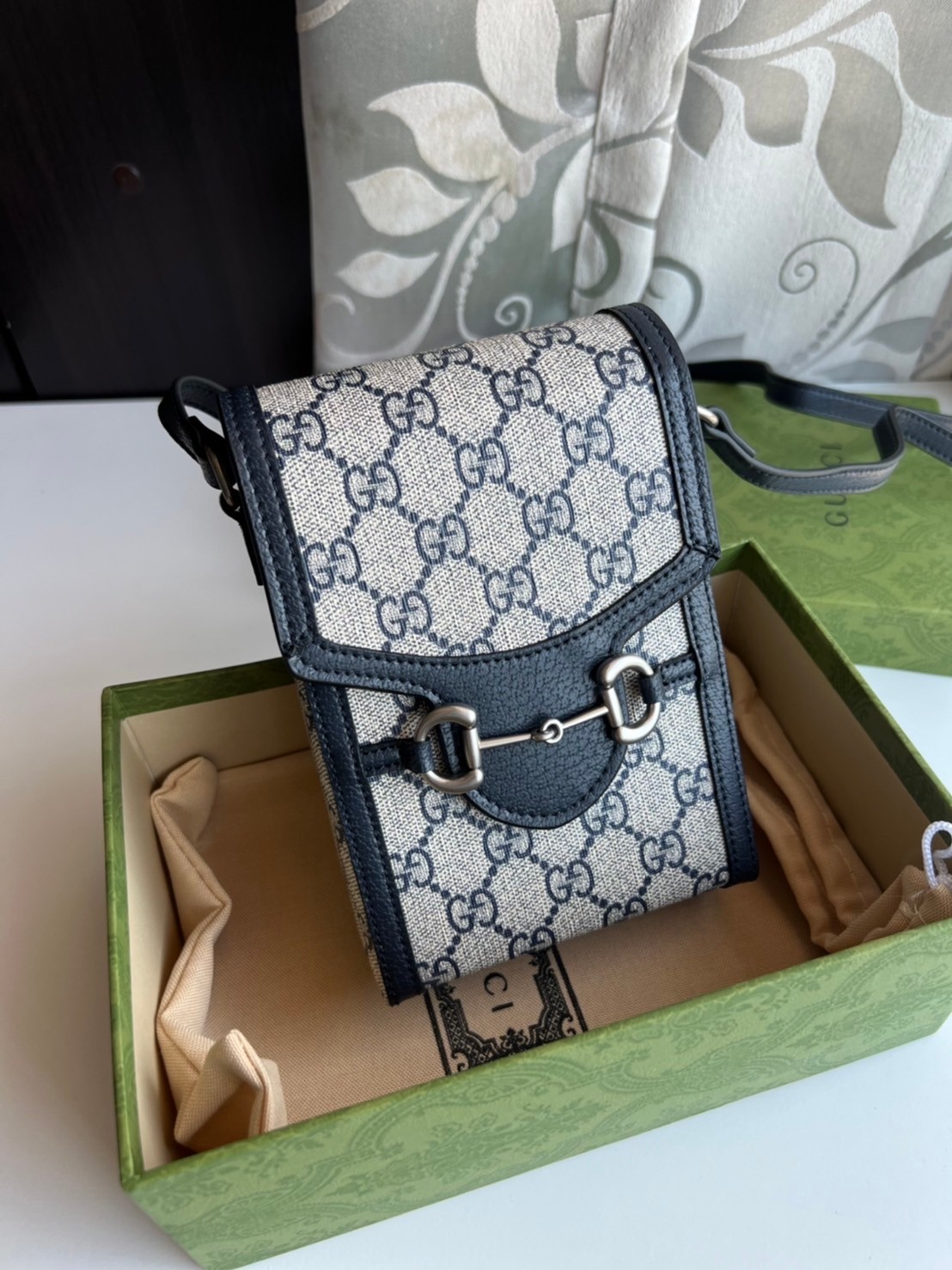 Gucci Horsebit 1955 mini bag / Gucci Phone Bag ออริจินอล รุ่นยอดฮิต ไซส์มินิ ที่ใครๆก็ต้องรู้จัก!! กับกระเป๋าขนาดมินิในรูปแบบผ้าแจ็คการ์ดสีขาวงาช้างและน้ำเงิน ได้รับแรงบันดาลใจมาจากดีไซน์ดั้งเดิม ซึ่งแอคเซสเซอรี่นี้โดดเด่นด้วยรายละเอียดดั้งเดิมที่ทันสมัยโ