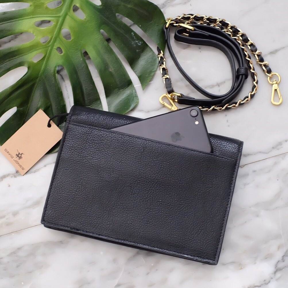 David Jones Clutch Bag กระเป๋าสะพายทรง cluth ขนาดกำลังดี วัสดุหนังวัวแท้ หนังนิ่ม ตัวกระเป๋าเปิดปิดด้วยกระดุมแม่เหล็ก ภายในมีช่องเล็กใบบัตร ด้านหลังมีอีก 1 ช่องใส่โทรศัพท์ได้ค่ะ มาพร้อมสายยาวถอดได้ สะพาย crossbody ได้ค่ะ คุ้มค่าคุ้มราคา