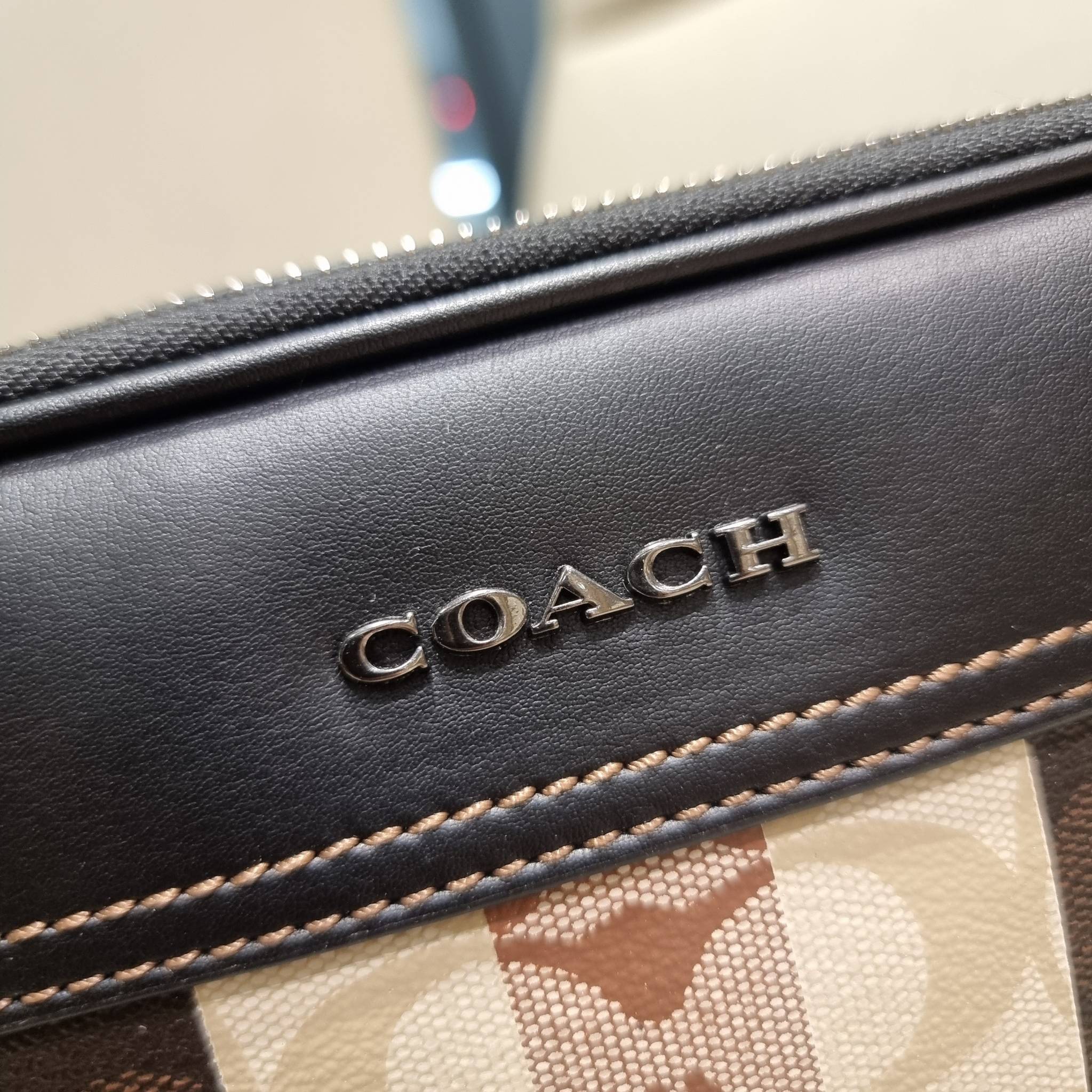 COACH GRAHAM CROSSBODY IN BLOCKED SIGNATURE CANVAS WITH VARSITY STRIPE C9965 อีกหนึ่งกระเป๋าครอสบอดี้รุ่นยอดฮิตสำหรับหนุ่มๆ ที่สาวๆก็ใช้ได้!! ดีไซน์ใหม่เพิ่มดีเทลความแพงไปอีก รูปทรงคลาสสิค ใช้งานสะดวก ง่ายต่อชีวิต วัสดุหนังแคนวาสเคลือบลายสลับหนังแท้ ด้านห