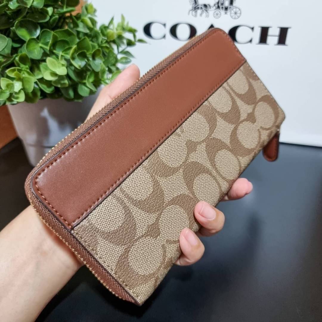 COACH F76873 ACCORDION ZIP WALLET IN SIGNATURE CANVAS Best seller กระเป๋าสตางค์รุ่นคลาสสิค ซิกเนเจอร์ของแบรนด์ ที่ขายดีตลอดกาล วัสดุหนังแคนวาสเคลือบสลับหนังแท้ เปิด-ปิดด้วยซิปรอบ รูดใช้งานง่าย ใส่บัตรได้ มีช่องซิปใส่เหรียญ ใส่มือถือได้ พกใบนี้ใบเดียวเอาอย