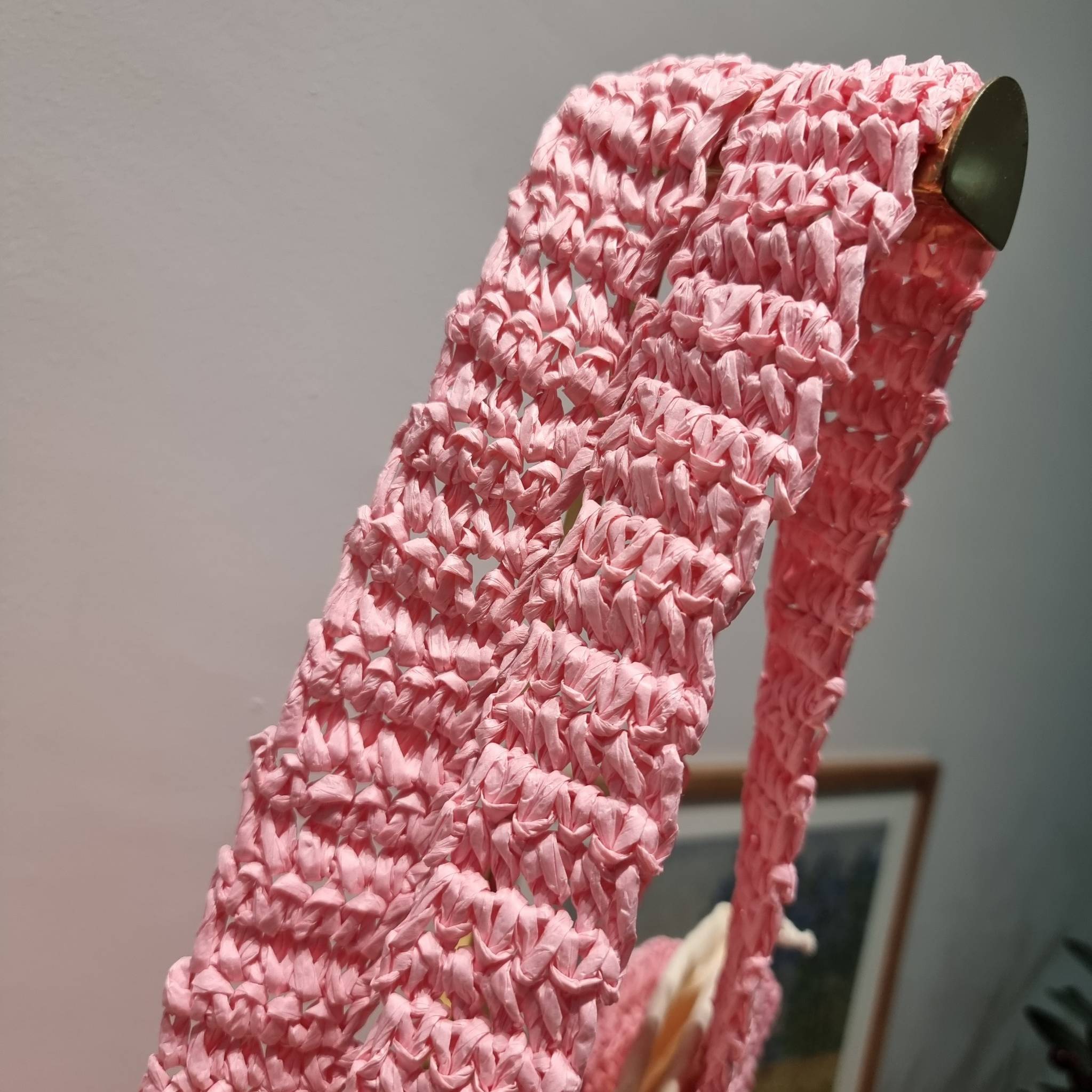 PRADA RAFFIA TOTE BAG สวยไม่ซ้ำใคร สไตล์บีช เหมาะมากกับการสะพายไปเที่ยวทะเล หรือจะใช้ในวันสบายๆก็ตอบโจทย์ กับกระเป๋าสะพายสานใบใหญ่ ตัวกระเป๋าเป็นวัสดุสังเคราห์จากธรรมชาติ