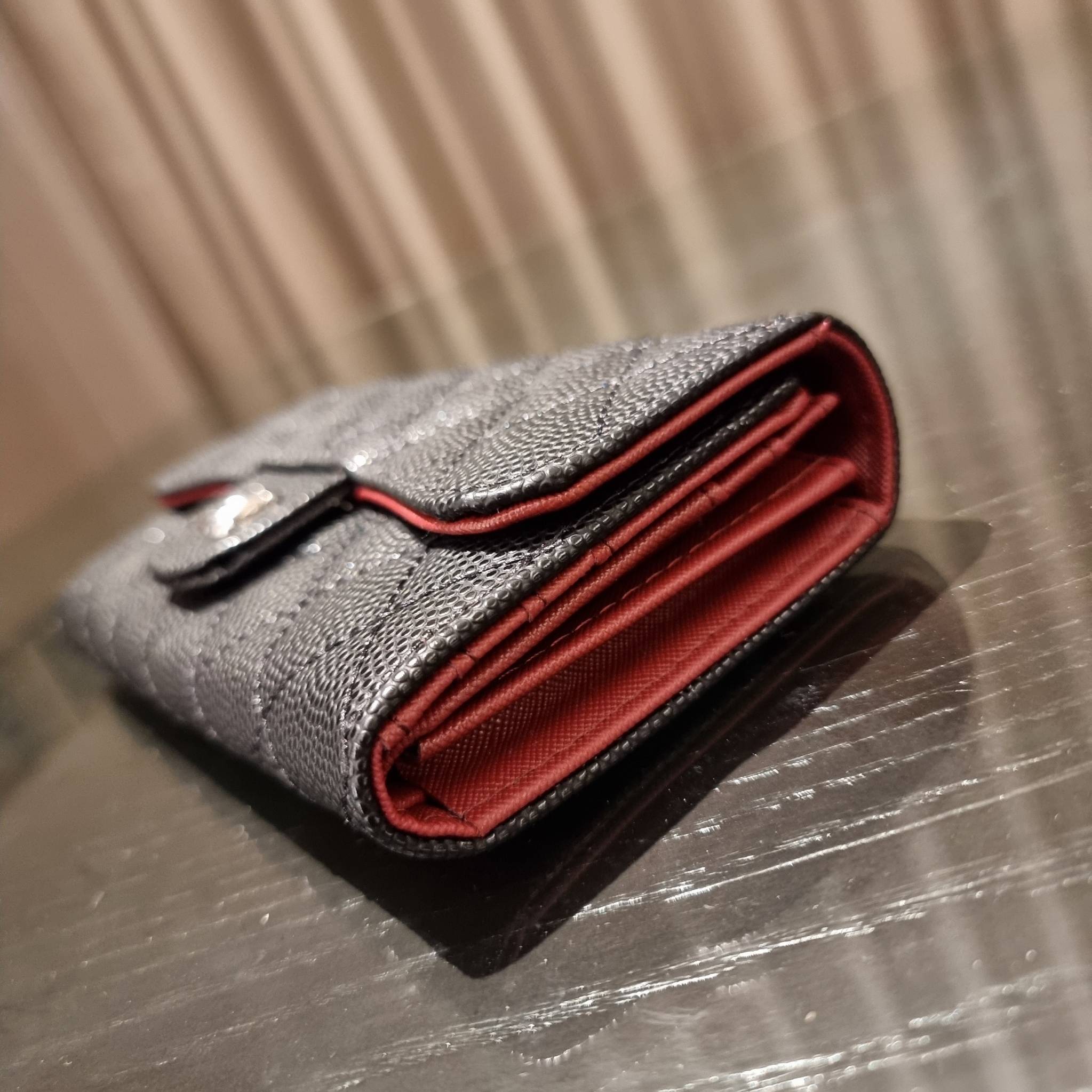 VIP 】กระเป๋าสตางค์ใบยาวรุ่นฝาพับที่ถามหากันมากที่สุด!! สวยรับทรัพย์จาก Chanel วัสดุหนังลายคาร์เวีย ลุคผู้ดีที่สุด เปิด-ปิดด้วยกระดุมแม่เหล็ก ภายในกระเป๋ามีช่องใส่บัตรได้เยอะ ใส่ธนบัตร ใส่เหรียญได้ มีช่องซิปแยกอีกหนึ่งช่อง ดีไซน์เรียบหรูดูคลาสสิค!! สาวๆห้า