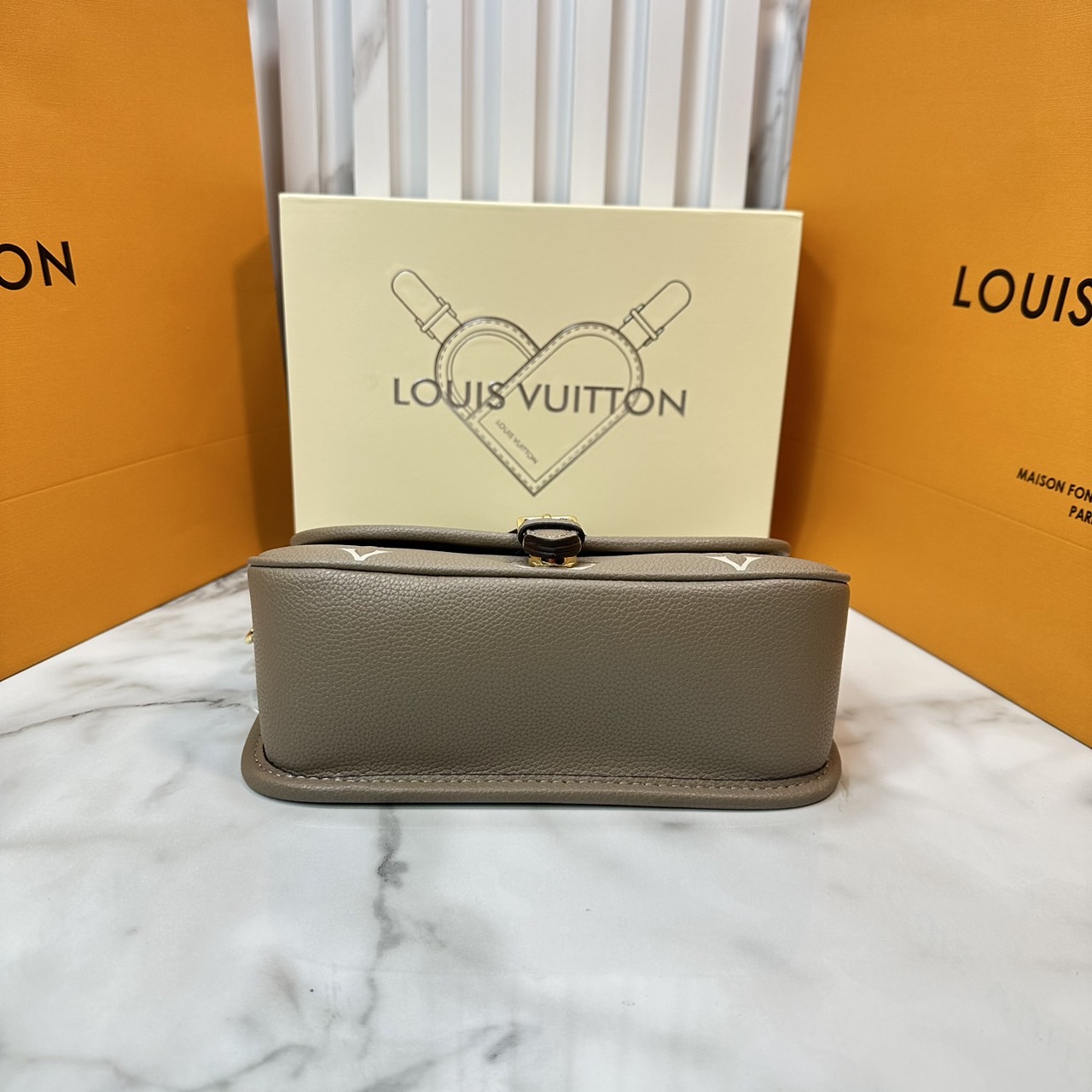LV Nano Diane Monogram Empreinte Leather กระเป๋าสะพายไซส์มินิดีไซน์น่ารักน่าใช้มากๆ พกไปไหนก็เหมาะ ตอบรับทุกโอกาสของสาวๆได้ง่าย แมทช์ได้ทุกลุคจ้า