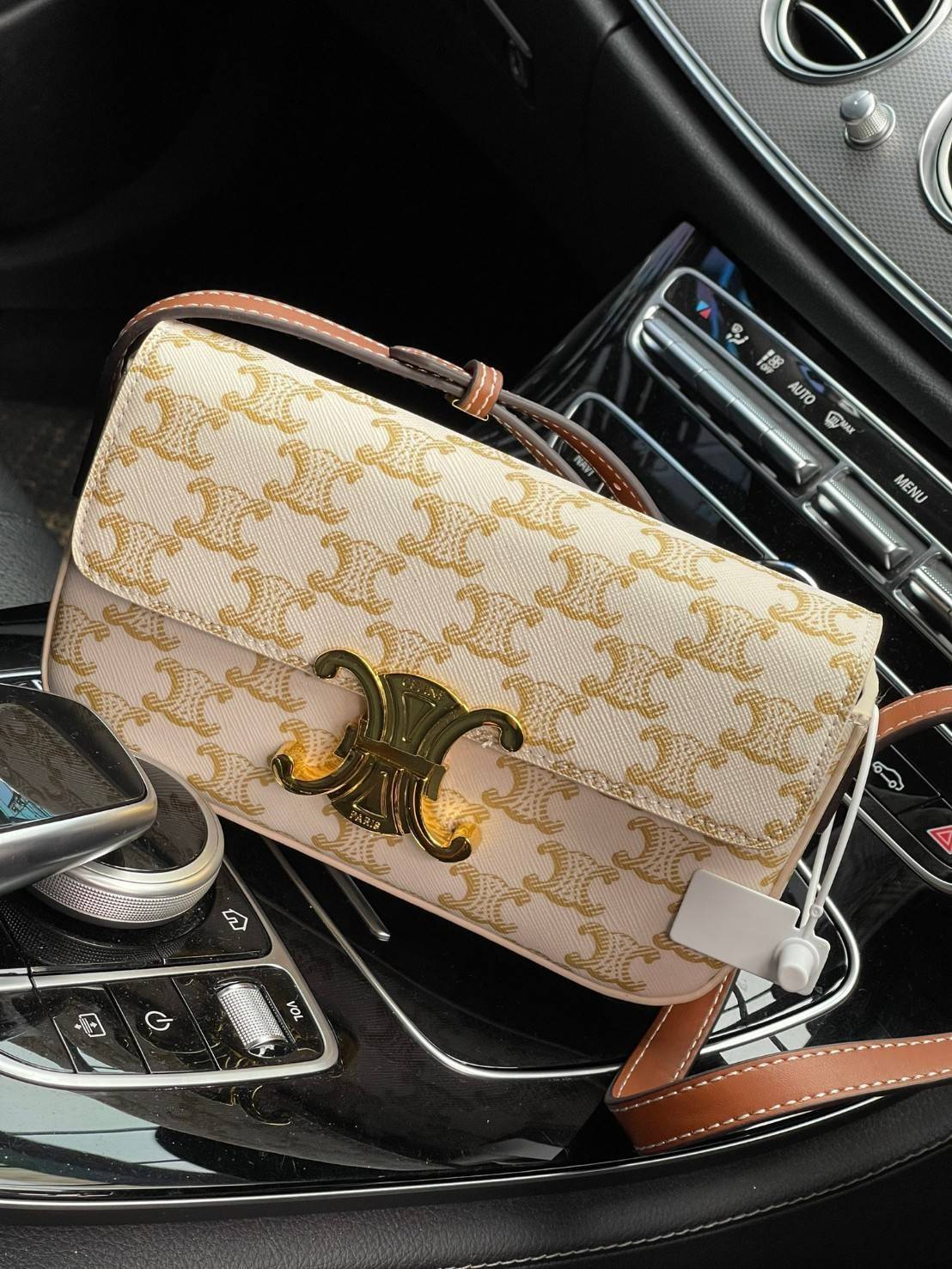 VIP 】CELINE TRIOMPHE SHOULDER BAG IN TRIOMPHE อีกหนึ่งผลงานการออกแบบของ Hedi Slimane ที่ได้ดึงเอาเอกลักษณ์ต่าง ๆ ของ CELINE ออกมาและทำการตีความหมายใหม่จนได้กระเป๋าเรียบหรูและดูทันสมัย ให้คุณเลือกสะพายในชีวิตประจำวันเข้ากับการแต่งตัวสบาย ๆ หรือจะสะพายออกงา