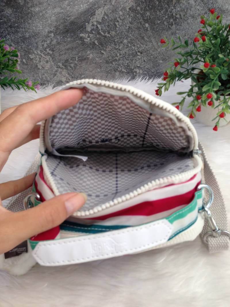 Kipling Mini Shoulder Bag K13869 Outlet Hongkong กระเป๋าสะพายไหล่ใบเล็กน่ารัก วัสดุผ้าไนล่อนกันน้ำอย่างดีตามแบบฉบับแบรนด์ แบ่งเป็นช่องซิป 3 ช่อง มีหูจับ ด้านในบุผ้าแบรนด์ มาพร้อมพวงกุญแจน้องลิง ใบนี้จุของได้เยอะน้ำหนักเบาค่ะ เหมาะมากกับการสะพายไปเที่ยวชิว