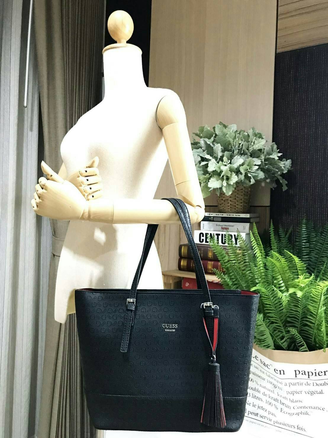 GUESS SINGNATURE SHOPPER BAG (SIZE L) กระเป๋าสะพายรุ่นใหม่ล่าสุดจาก GUESS FACTORY หนังสวยอยู่ทรงปั้มลาย Singnature Brand รอบใบ ด้านหน้าประดับโลโก้แบรนด์ ด้านหลังมีช่องใส่ของ หูหิ้วสะพายไหล่ได้สามารถเลื่อนปรับระดับได้ พร้อมประดับพู่หนังห้อยที่หูกระเป๋าดูมี