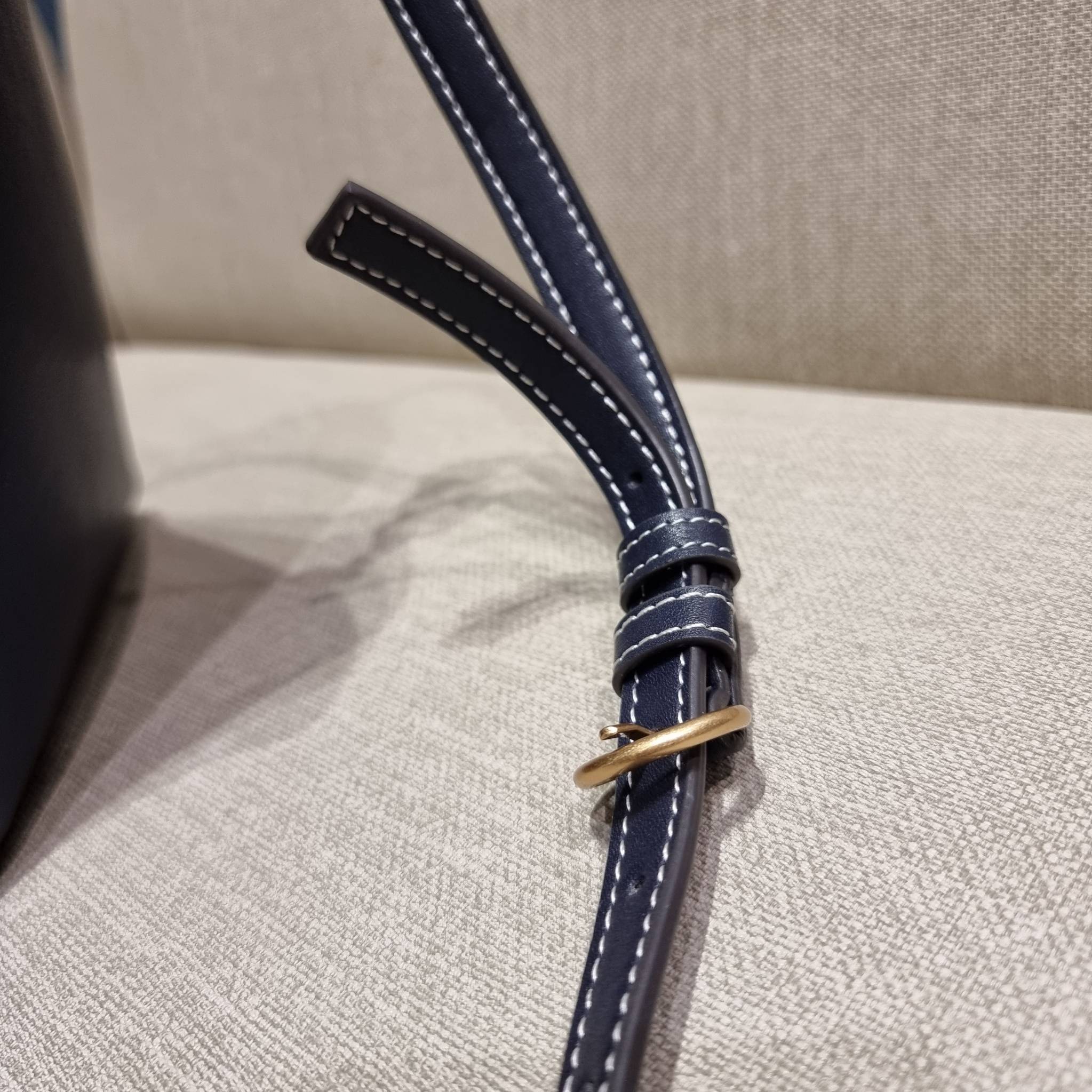 TORY BURCH MCGRAW DRAGONFLY IN MONOGRAM JACQUARD / Tory burch bucket สวยก่อนใคร ไม่ต้องพรีฯ กับกระเป๋าลายโมโนแกรมยอดฮิต ที่มาในรูปทรงดีไซน์ใหญ่ สวยเก๋ ไม่เหมือนใคร ไม่มีซ้ำ!! ใช้งานได้สะดวกด้วยหูจับในตัว และสายสะพายข้างเอามาปรับใช้สะพายได้ตามชอบ ด้านหน้าต