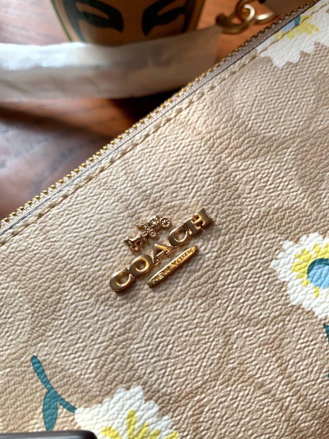 ไอเทมห้ามพลาดจร้าา COACH NOLITA SIGNATURE WITH DAISY PRINT ((C3357)) พร้อมส่งที่ไทย รุ่นต้องมีค่ะ! กระเป๋าหิ้วหรือคล้องมือ หนังแคนวาสปริ้นลายดอกDaisy สวยงาม น่าใช้มากค่ะ เปิดปิดกระเป๋าแบบซิป ภายในสามารถใส่มือถือได้ทุกรุ่น;กระเป๋าเงินใบกลางได้;พร้อมช่องเสี