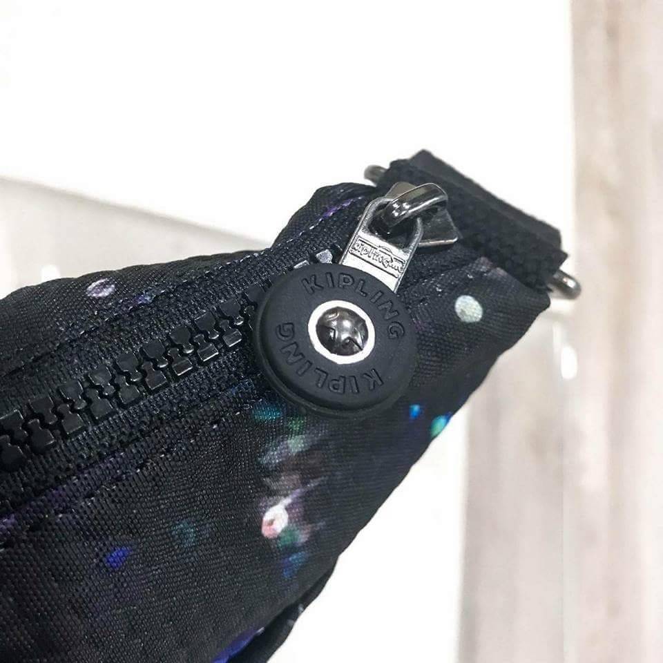 KIPLING ART O SHOULDER BAG กระเป๋าสะพาย วัสดุ Nylon+Polyester 100% เปิดปิดด้วยซิป หัวซิปเเบรนด์ ภายในมีช่องซิป ช่องใส่มือถือ และสายคล้องพวงกุญแจ ด้านหน้า มี 2 ช่องซิป ด้านหลังมี 1 ช่องซิป สายสะพายยาว เลื่อนปรับได้ จะสะพายไหล่หรือ Crossbody ก็ดูดี มีพวงกุญ