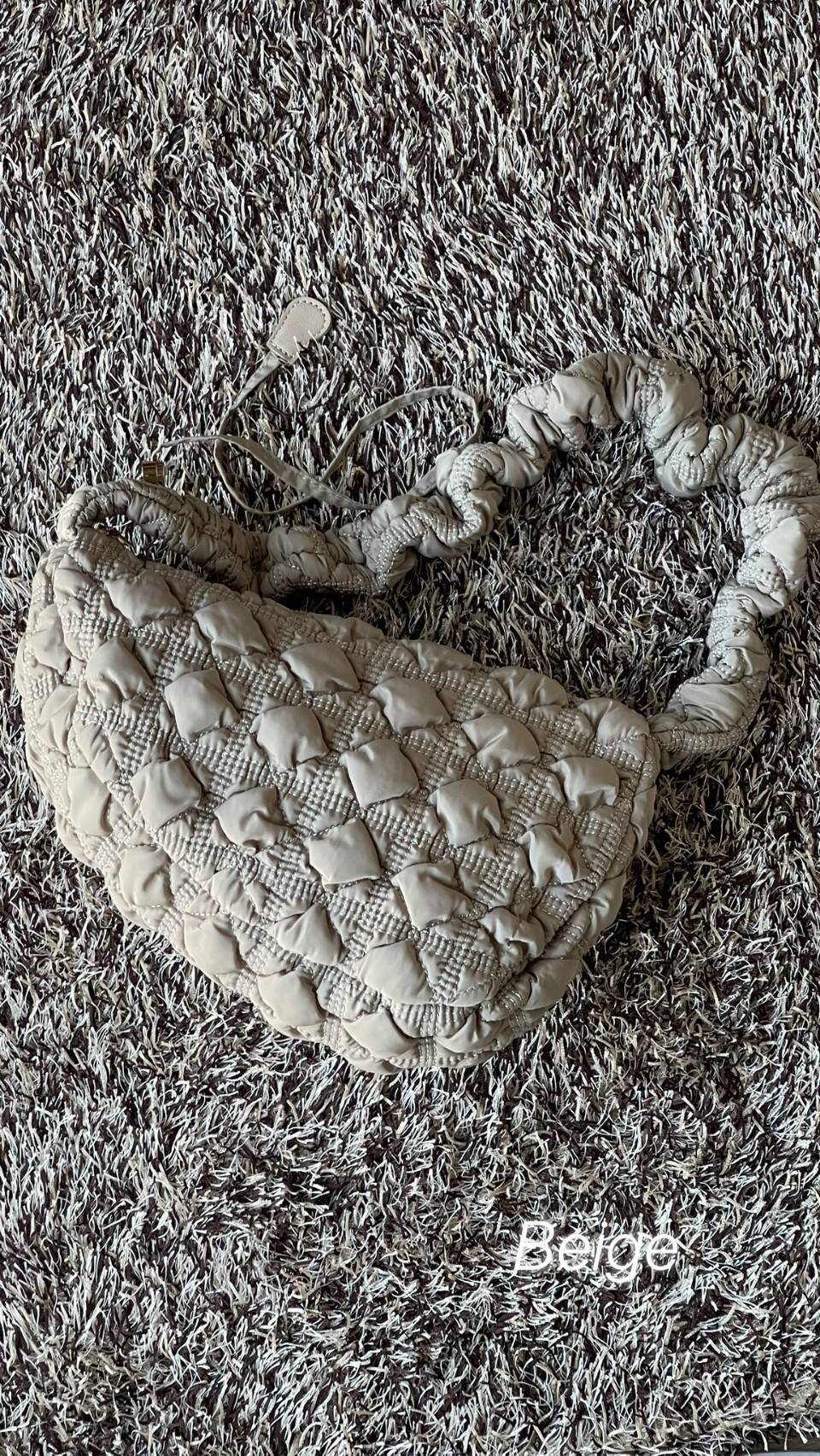 Cozy Shoulder Bag / Carlyn Bag 2022 สายแฟชั่นเกาหลีห้ามพลาด‼️ เป็นกระเป๋าที่กำลังได้รับความนิยมอย่างมากในเวลานี้ ถูกออกแบบมาให้มีลักษณะนุ่มนิ่มไม่ต่างจากพัฟเฟิลโค้ตหรือผ้านวม เลือกหยิบมาใช้ แมตช์เข้ากับคอสตูมได้ในแต่ละวัน