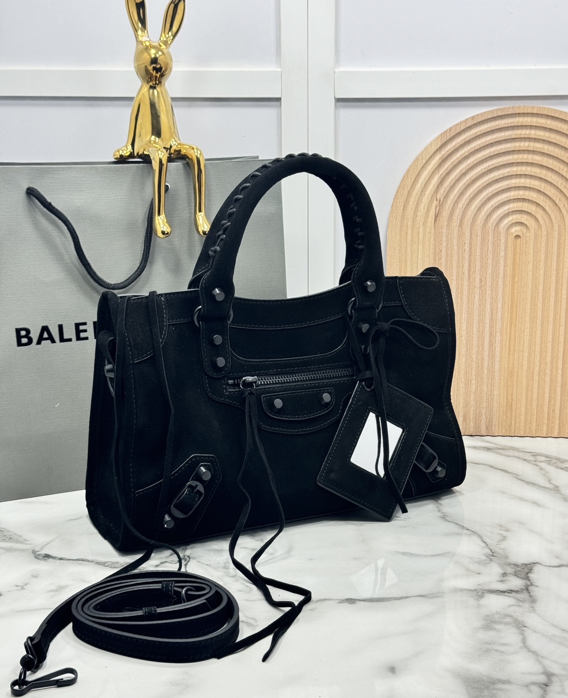ORI หนังแท้ | Balenciaga Le City suede bag 30cm กระเป๋าถือ/สะพายข้างดีไซน์โดดเด่นสวยเท่ล้ำสมัย ใหม่ล่าสุดงานหนังกลับที่สุดแห่งความไอคอนิกไม่เหมือนใคร มีกิมมิคและลูกเล่นแพรวพราว
