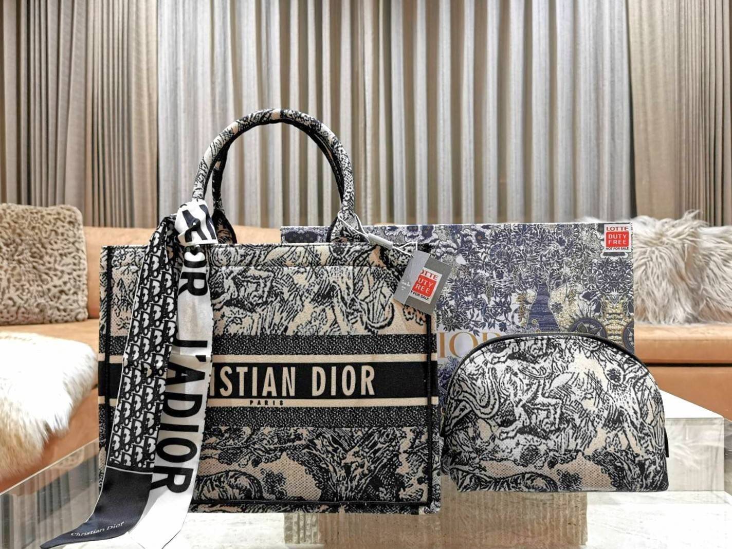 "ซื้อ1ได้ถึง2ใบ!" DIOR TOTEBAG WITH CLUTCH สวยหรูดูดี Setสุดคุ้มได้ทั้งกระเป๋า Dior Anagram Totebag + กระเป๋าคลัชเครื่องสำอาง + Dior Twilly สำหรับผูกกระเป๋าหรือผูกผมได้ ไอเท็มสุดฮิตสวยปังน่าใช้น่าสะสม มาพร้อมกล่องแบรนด์ จะซื้อใช้เองหรือมอบเป็นขอ