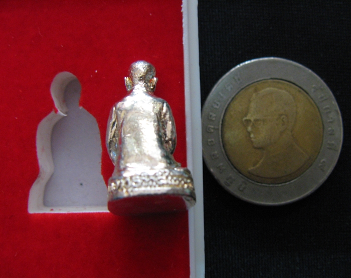 สินค้าหมดค่ะ รูปหล่อคุณแม่บุญเรือน โตงบุญเติม เนื้อกะไหล่เงิน วัดอาวุธวิกสิตาราม บางพลัด กรุงเทพมหานคร พร้อมใบคาถาค่ะ