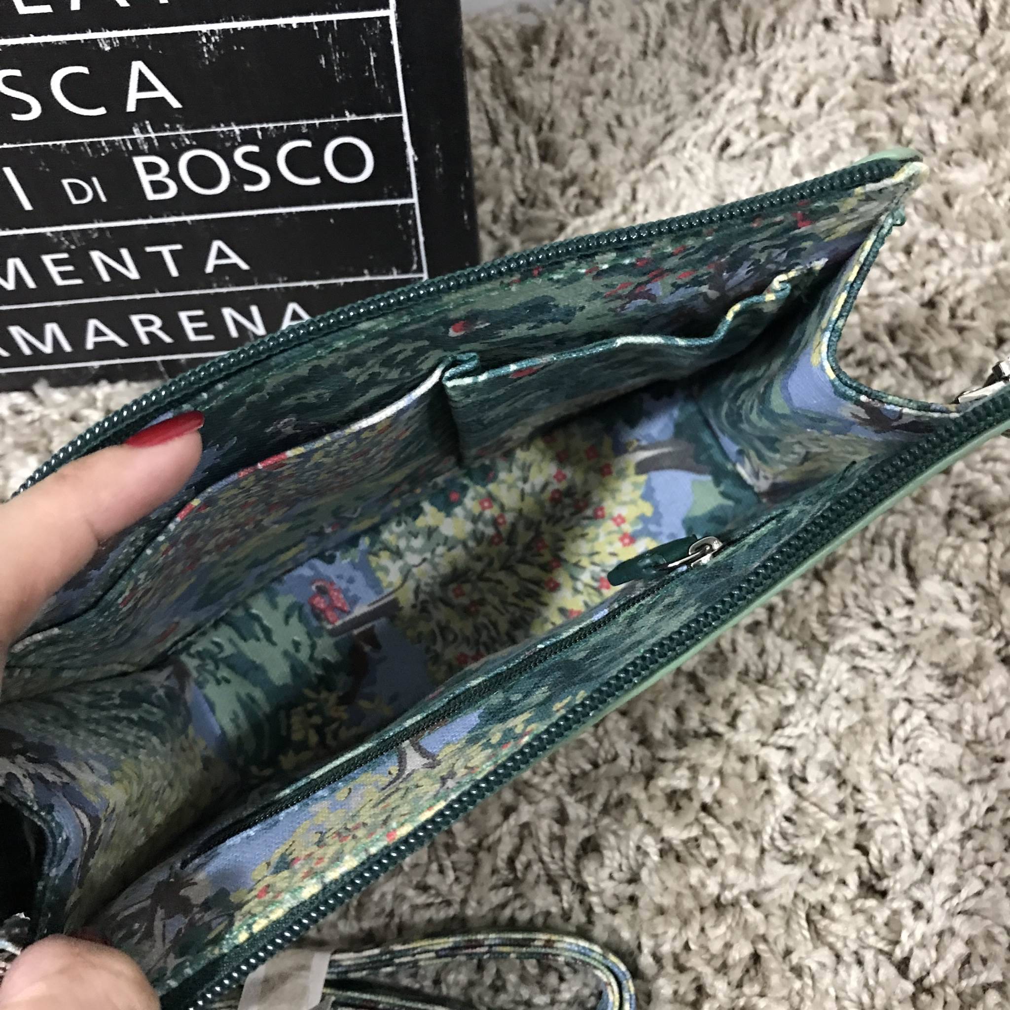 Cath Kidston mini pouch กระเป๋าขนาดน่ารัก ขนาดกะทัดรัดน่าใช้ค่ะ มาพร้อมสายสะพายยาวถอดออกได้ ใบนี้มีสายให้เลือกถึง 3 ลายค่ะ ตามแบบฉบับของ แบรนด์ Cath Kidston ค่ะ ใบนี้ปากกระเป๋ามีซิปค่ะ ด้านในบุผ้าสักหลาด สามารถใส่โทรศัพท์ iphone 7 plus ได้ค่ะ ด้านหลังมีช่