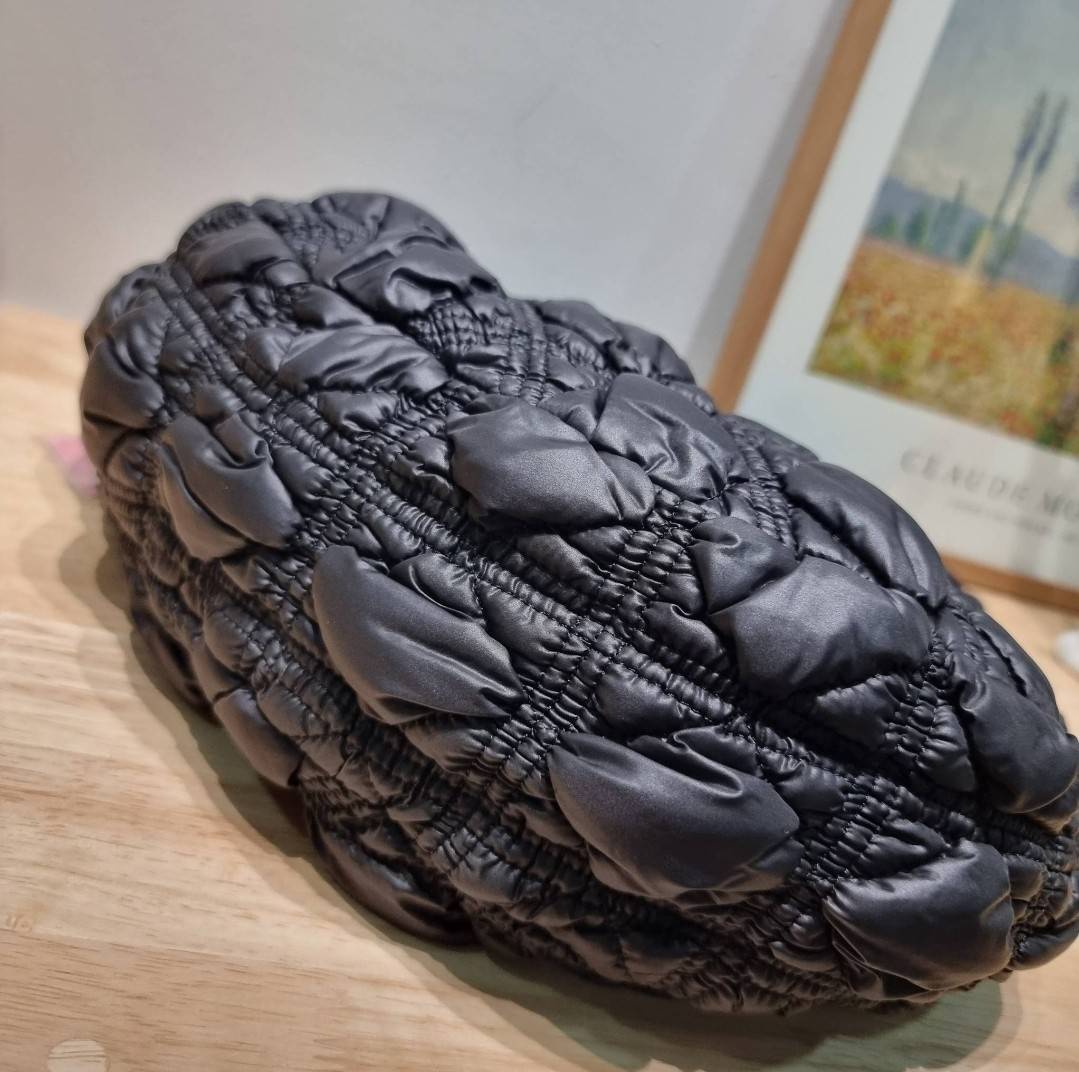 Carlyn cozy bag / Carlyn glaze bag 13 สีพร้อมส่ง อีกหนึ่งคอลเด็ด ที่ฮิตแบบฉุดไม่อยู่ กับไอเท็มนุ่มนิ่มจากเกาหลี พร้อมสีใหม่ล่าสุด กระเป๋าสะพายก้อนเมฆสุดเก๋ ที่สามารถใช้ได้หลากหลาย