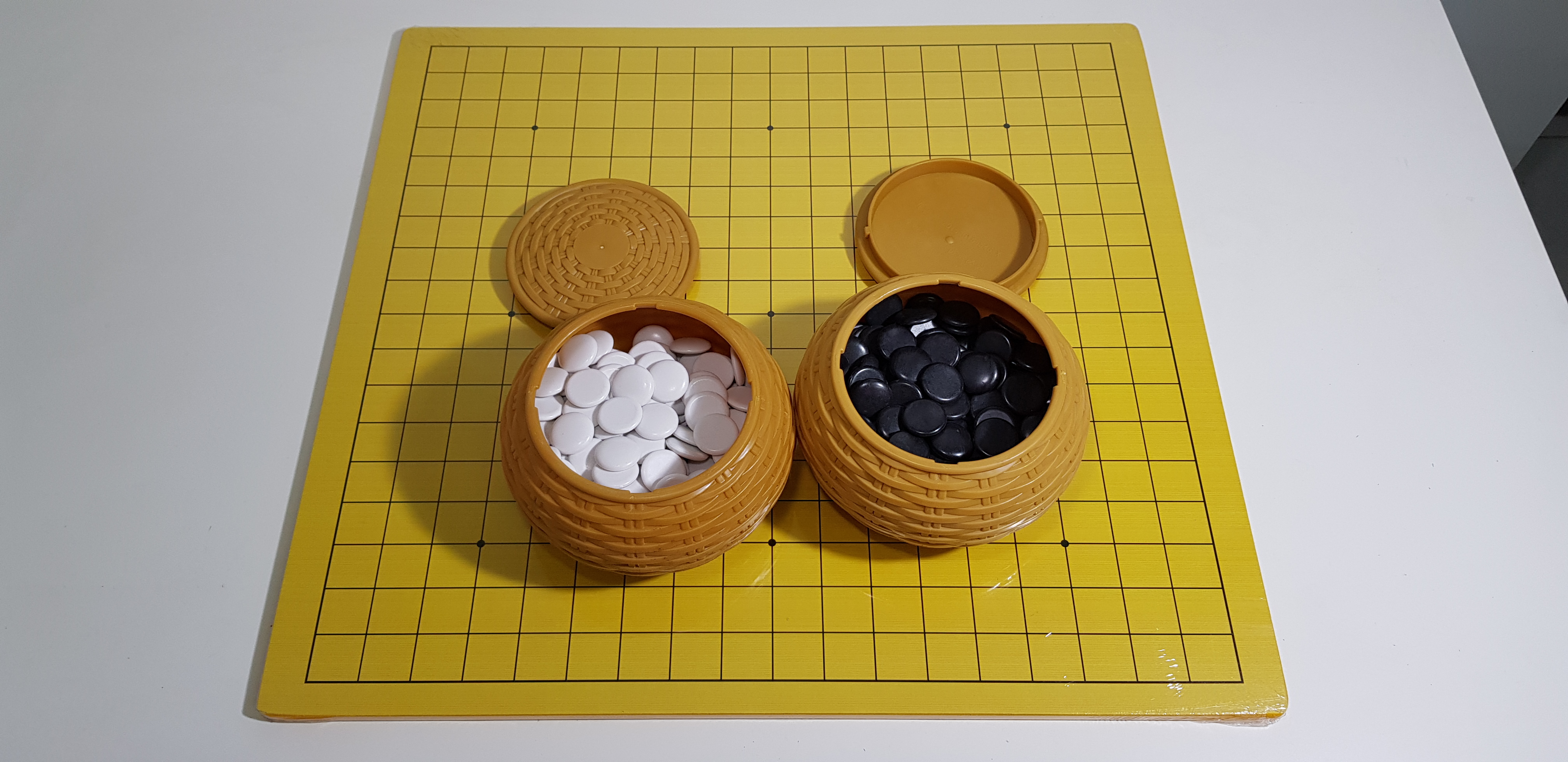 ชุดหมากล้อมพร้อมกระดานหนา0.8cm.(13x13,19x19เส้น)พร้อมเม็ดนูนด้านเดียวและโถทรงหวาย