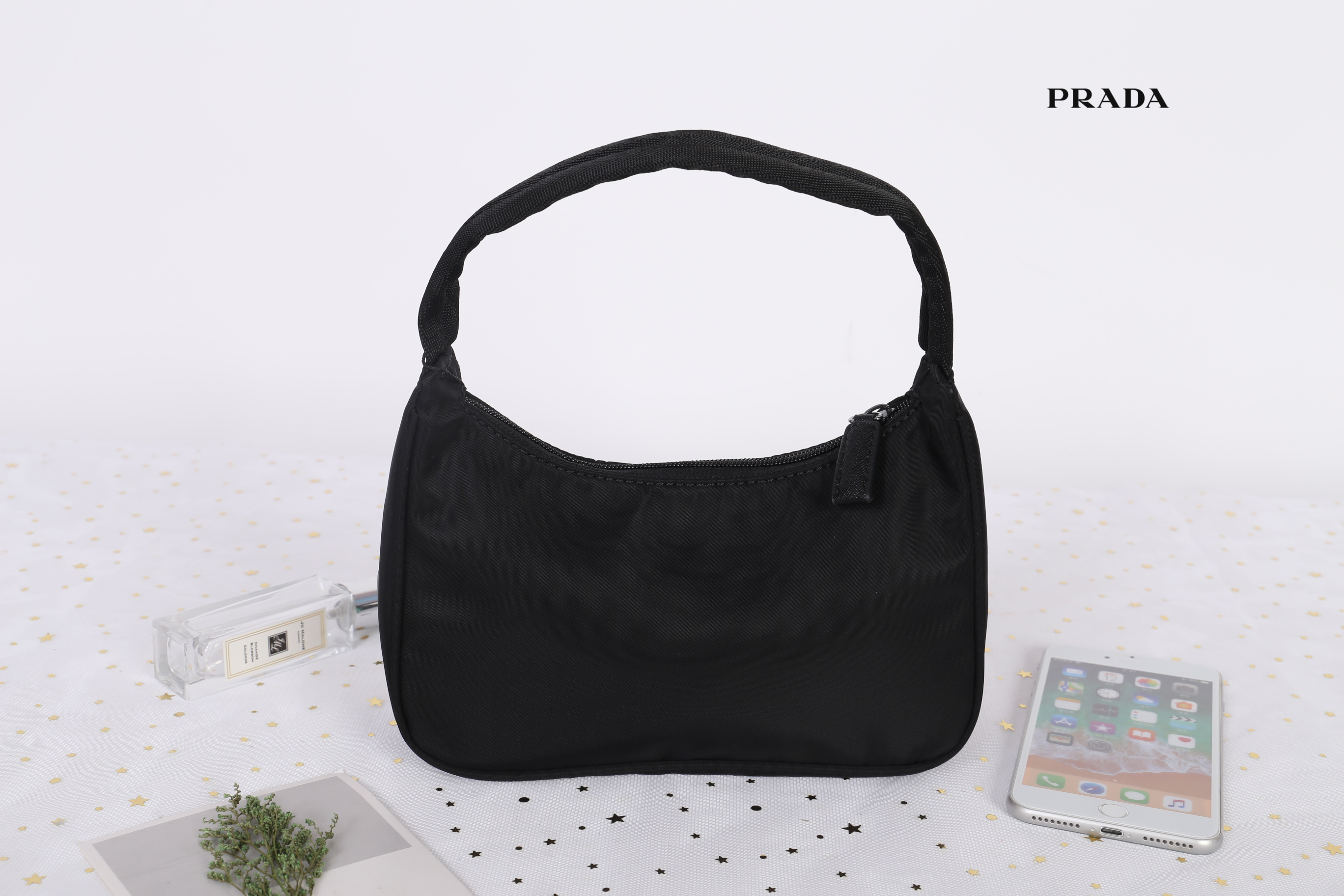 Prada nylon mini shoulder bag สินค้า Premium gift จากเค้าเตอร์แบรนด์ต่างประเทศ แท้ 💯 กระเป๋าถือหรือสะพายไหล่ size mini กำลังน่ารัก วัสดุทำจากผ้า nylon คุณภาพดีตามแบบฉบับแบรนด์เลยค่ะ อะไหลเงิน น้ำหนักเบา เปิดปิดด้วยซิป ใส่กระเป๋าสตางค์ใบสั้น,มือถือ