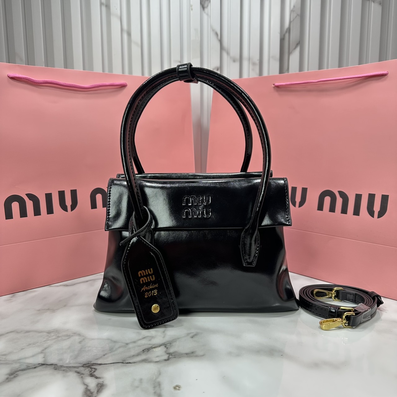 ORI หนังแท้ | Miu Miu Solitaire leather bag กระเป๋าสะพายทรงโท้ทโฮโบ เรียบง่าย เรียบหรูดูลัคชูสุดๆ สวยก่อนใครกับคอลใหม่ล่าสุดตัวแม่ตัวมัมไม่ควรพลาด จะของได้เยอะ ขนาดสะพายกำลังสวย สะพายไปทำงาน ไปเรียน ไปเที่ยวได้หมด ครบจบในใบเดียว