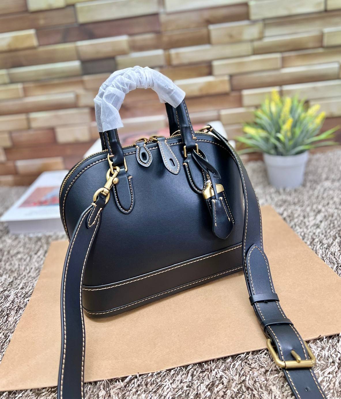 COACH REVEL BAG ((CC411)) ยังไม่เข้าไทย มีมาให้ตับจองก่อนใครที่นี่! พร้อมส่ง รุ่นใหม่ล่าสุด! สวยและดูดี ต้องยกให้รุ่นนี้เลยค่ะ กับกระเป๋าทรงโดม ที่ไม่ว่าลุคไหนๆก็เอาอยู่ หนังแท้เรียบสวยมากๆค่ะ 💕ด้านหน้าห้อยพวงแบรนด์+พวงหนังมาให้