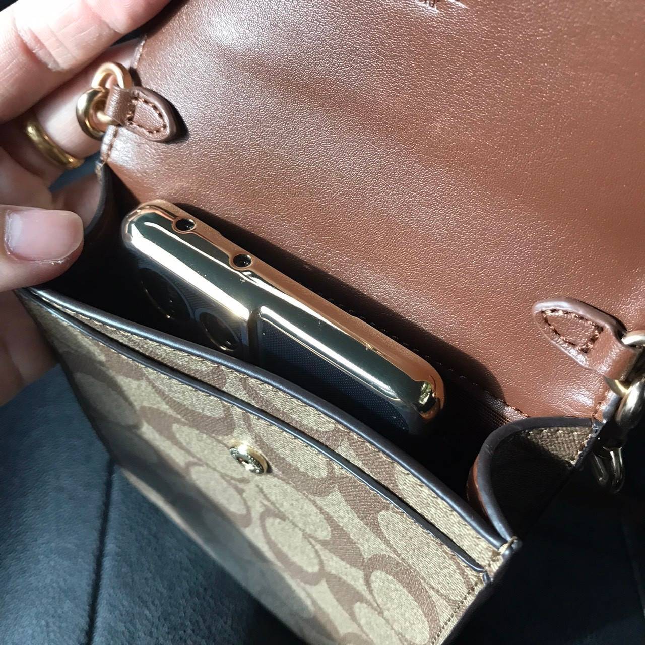 COACH 3051 RACHEL PHONE CROSSBODY IN SIGNATURE CANVAS HOT ITEM!! กระเป๋าสะพาย case phone ต้องมา ให้คุณพกพา gadget ล้ำไปได้ทุกที่ ใส่โทรศัพท์มือถือได้ทุกรุ่น ดีไซน์ใหญ่กว่าเดิม และยังมีช่องเก็บบัตรให้เพิ่มไปอีก ดีไซน์ลายซีคลาสสิค วัสดุหนังแคนวาส เปิด-ปิดด้