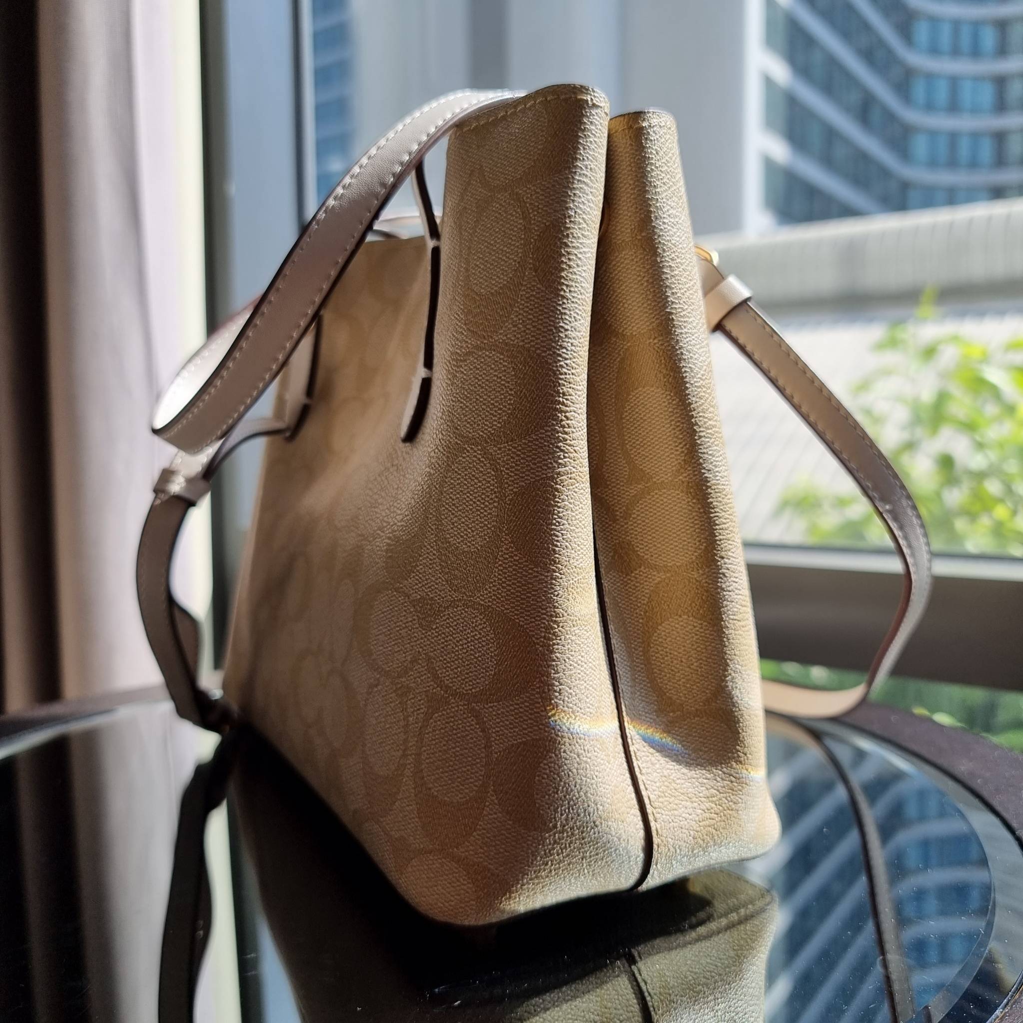 OUTLET 】COACH 73293 MINI AVENUE CARRYALL IN SIGNATURE CANVAS กระเป๋าสะพายรุ่นคลาสสิค คัมแบคแล้วจ้าแม่!! ไซส์กำลังสวย วัสดุหนังแคนวาสคุณภาพดี ด้านข้างเก็บทรงได้ เปิด-ปิดด้วยกระดุมแม่เหล็ก ใช้งานง่าย มีช่องซิป ใบนี้เห็นเล็กๆ แต่จุได้เยอะพอสมควรเลยน้า ɣ