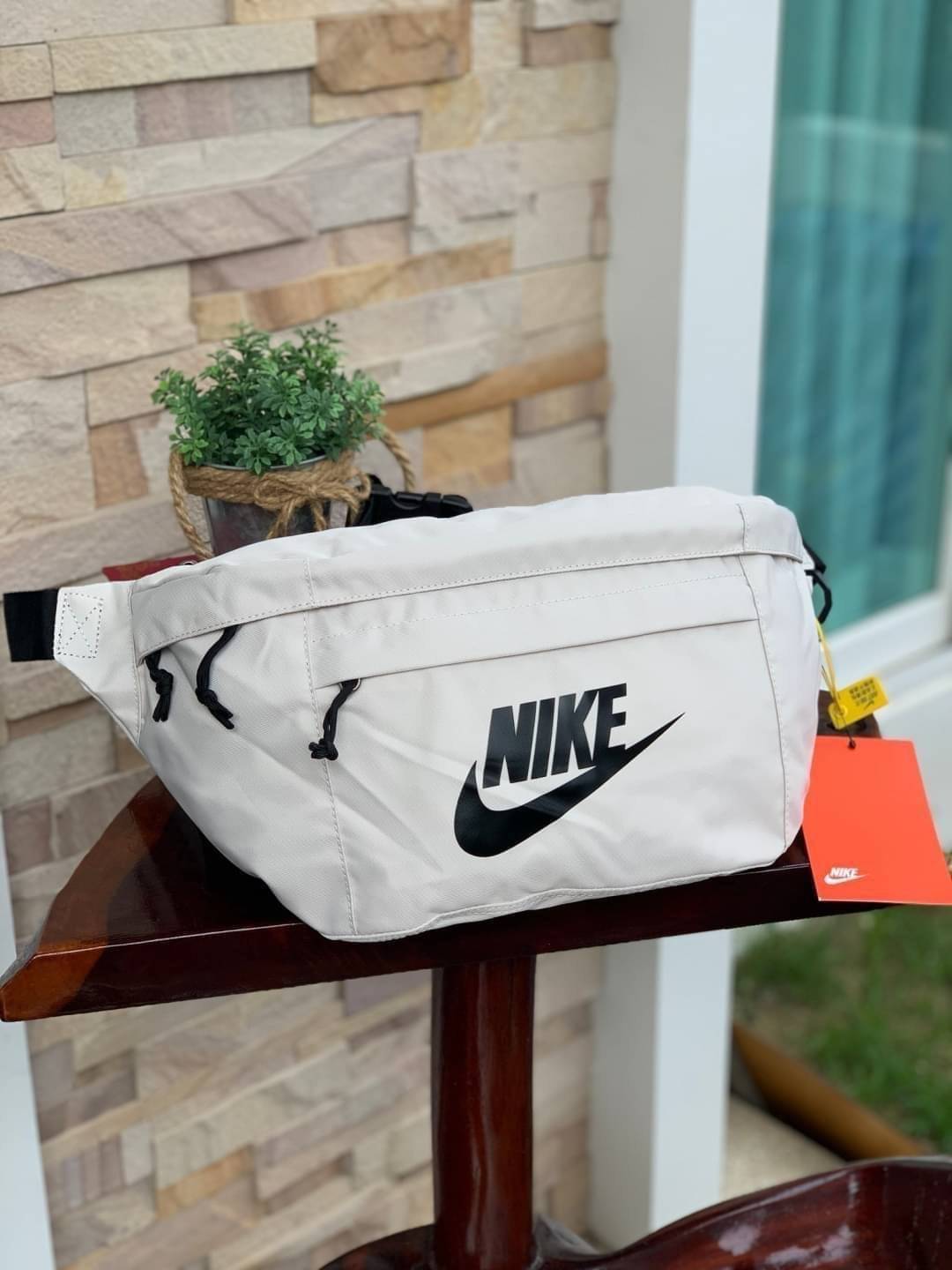 Nike Tech hip pack กระเป๋าคาดเอว Nike Tech รุ่นใหม่ชนช้อป!! ให้คุณหยิบใช้อุปกรณ์กีฬาและพกพาได้อย่างง่ายดาย