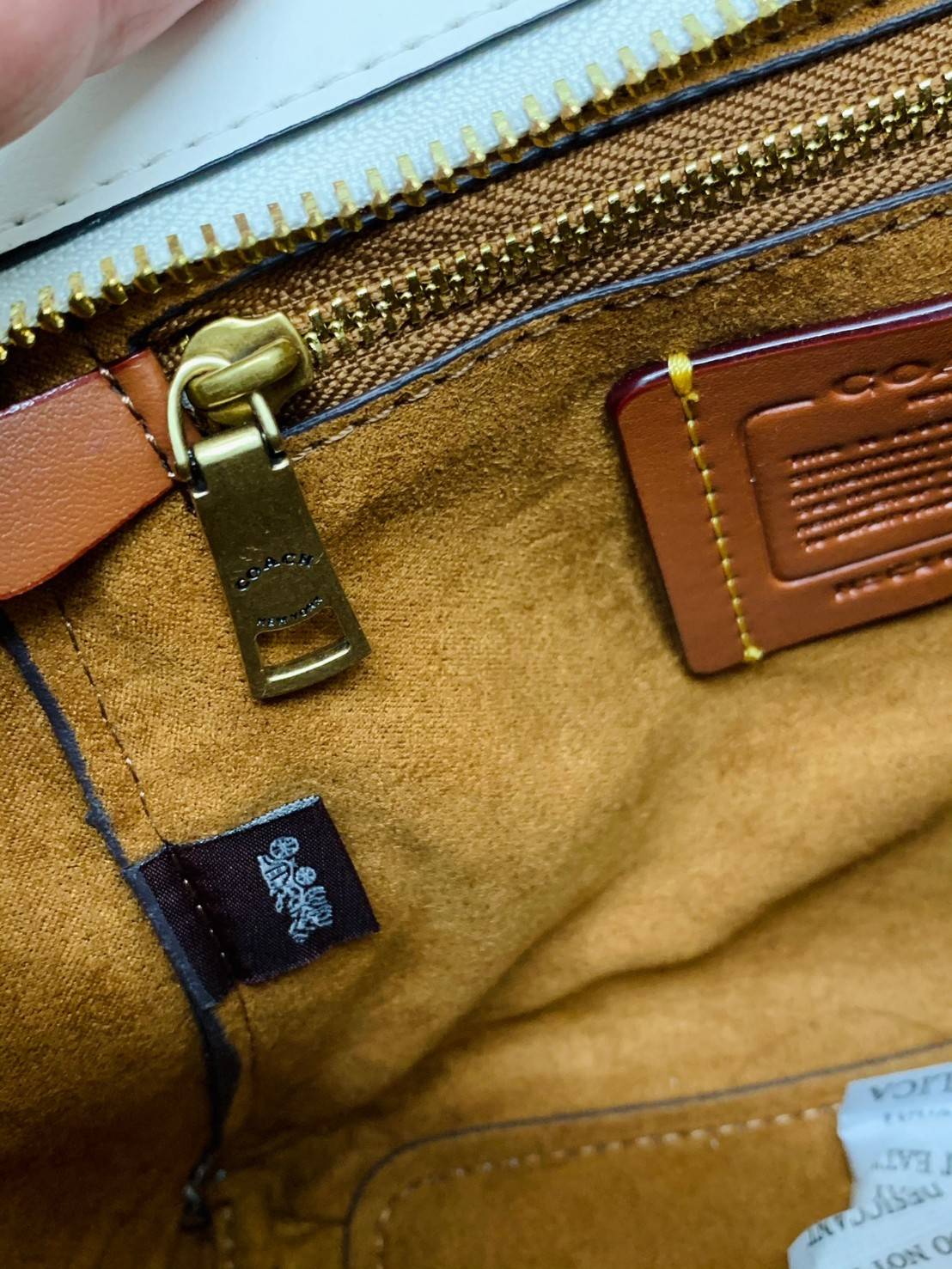 COACH COURIER CARRYALL 23 IN COLORBLOCK SIGNATURE CANVAS พร้อมส่ง 7 แบบ พร้อมส่ง ลุคดูไฮสุดๆค่ะ! กระเป๋าสะพายหนังหรูหราและคลาสสิค หนังแท้ชั้นดีที่สุด น้ำหนักเบา หนังสวยมากก สัมผัสแล้วหลงรักแน่นอนจ้าา😘