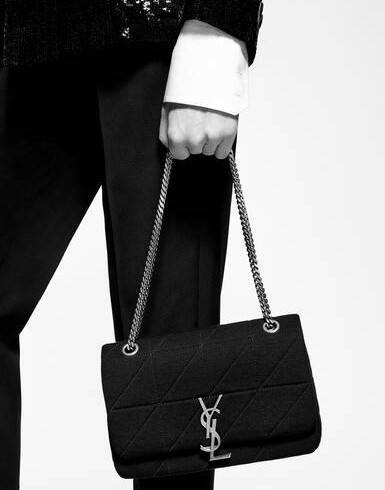 VIP 】SAINT LAURENT JAMIE BAG VIP GIFT WITH PURCHASE (GWP) พรีเมี่ยมกิ้ฟ Limited Edition จาก YSL DUTY FREE COUNTER วัสดุหนังแกะสังเคราะห์ อะไหล่สีทอง ดีไซน์ลายตารางหมากฮอต ประดับโลโก้แบรนด์ที่ด้านหน้า รูปทรงสวย มีหูจับถนัดมือสายสะพายโซ่เลื่อนปรับระดับได้..