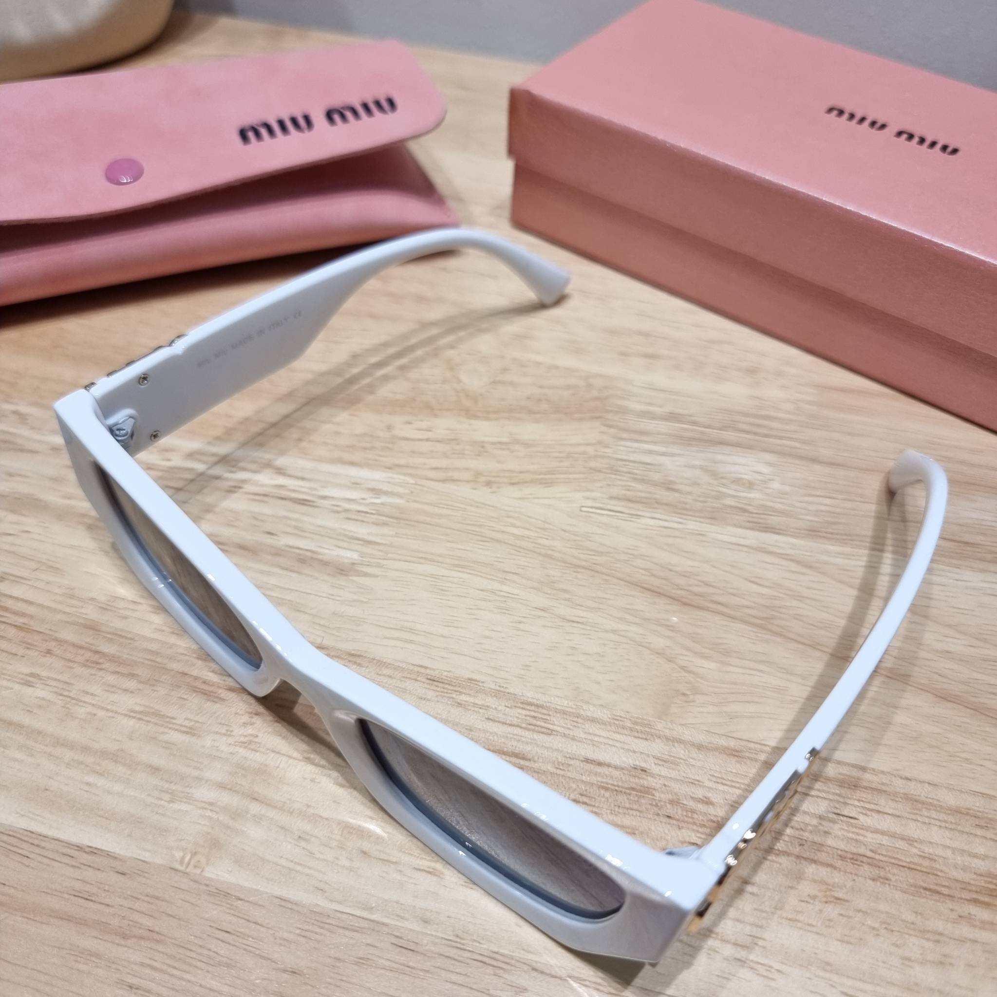 MIU MIU Sunglasses UV protection มาพร้อมอุปกรณ์ครบเซ็ท สวยปัง สวยตะโกน มีพกติดตัวไว้ไม่ตกเทรนด์ ใส่เสริมโหงวเฮ้ง ดูผู้ดี ใช้ได้ทุกโอกาส ทุกสถานการณ์ ใส่ที่บ้านถนอมสายตา ใส่ออกข้างนอกกันแดด กันลม กันฝุ่นก็มั่น ก็เลิศทั้งหมด