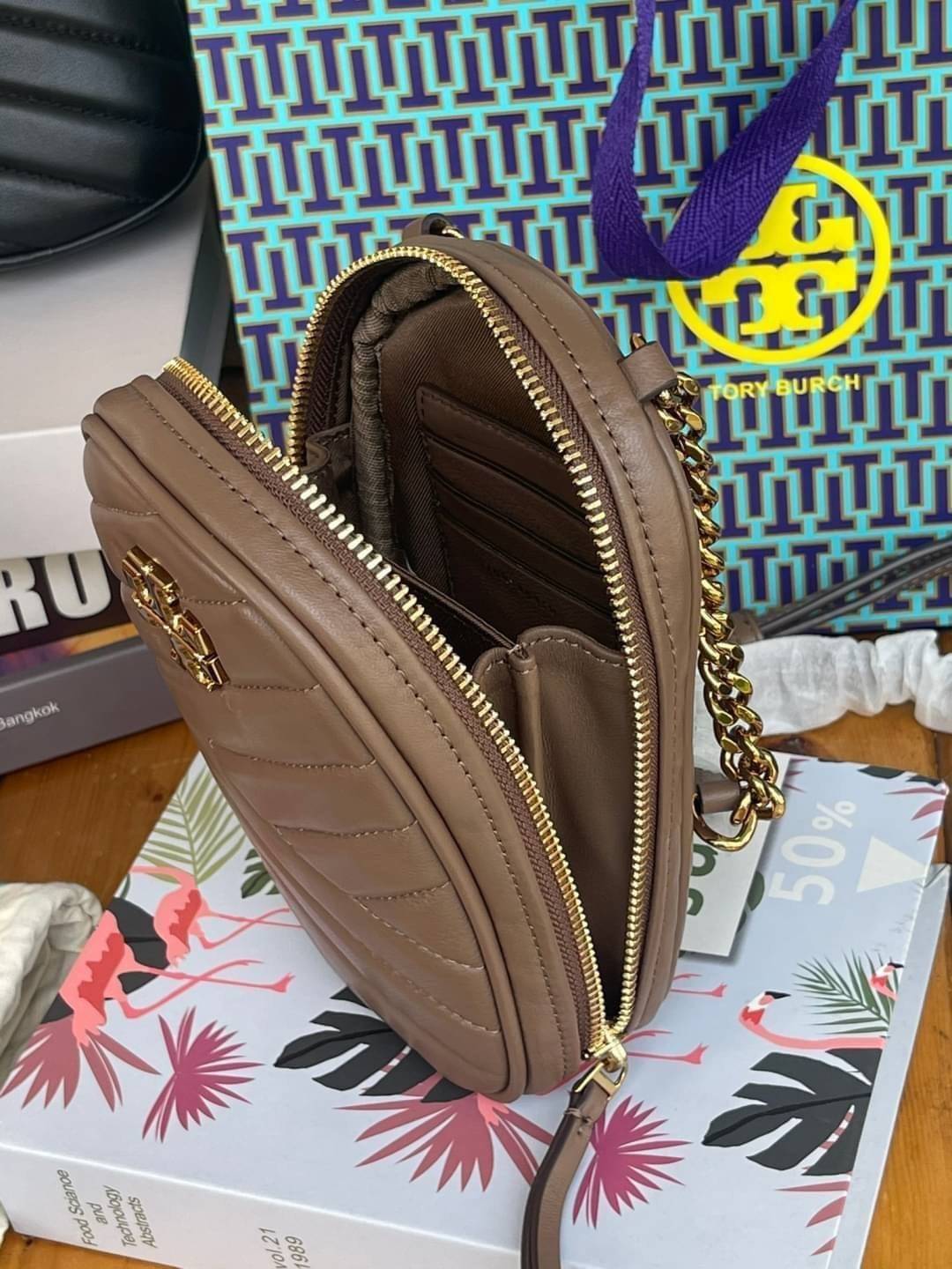 OUTTLET 】Tory burch kira chevron n/s crossbody bag กระเป๋าสำหรับใส่มือถือหรือของจุกจิกต่างๆ ได้กลายมาเป็นแฟชั่นสุดร้อนแรงแห่งปี คอลเลคชั่นนี้ออกมาเพื่อเอาใจสาวๆโดยเฉพาะ สีสันสุภาพเพื่อให้แมทช์กับสีสันของเสื้อผ้า ได้ง่าย ภายในยังสามารถแบ่งสันปันส่วนไว้สำหร