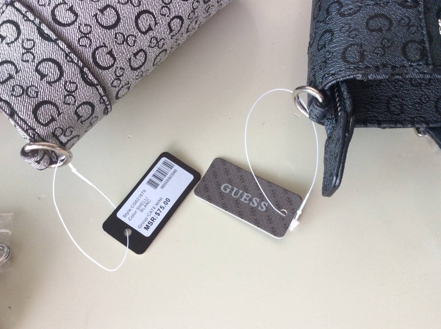 Don’t Miss! GUESS CATE MINI CROSS BODY BAG กระเป๋าถือหรือสะพายรุ่นที่ฮิตและขายดีที่สุดจาก GUESS FACTORY หนัง Saffiano ลาย GUESS Signature สวยอยู่ทรง ขนาดกำลังดี น้ำหนักเบา ด้านหน้าประดับโลโก้พร้อมพวงกุญแจโลโก้แบรนด์ห้อยที่หูกระเป๋าถอดเเยกใช้ได้ เปิดปิดด้ว