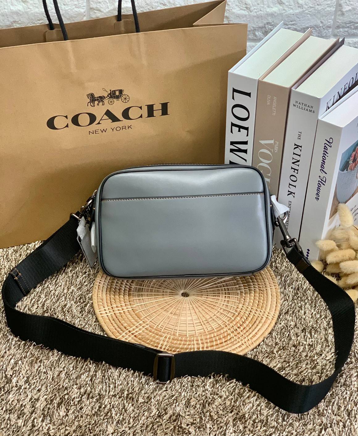 3สีเข้าใหม่งานคุณภาพอีกแล้วคับท่านน ทั้งสี ทั้งหนังสวยมากๆค่าา!! COACH GRAHAM CROSSBODY BAG ((39946)) พร้อมส่ง! กระเป๋าสะพายแบบครอสบอดี้ร์ ใช้ได้ทั้งชาย//หญิง หนังแท้อย่างดี เรียบหรูค่ะ ด้านหน้ามีช่องซิปซ่อนให้หนึ่งช่อง ช่องซิปหลักกว้าง ใส่ของจำเป็นได้ครบ