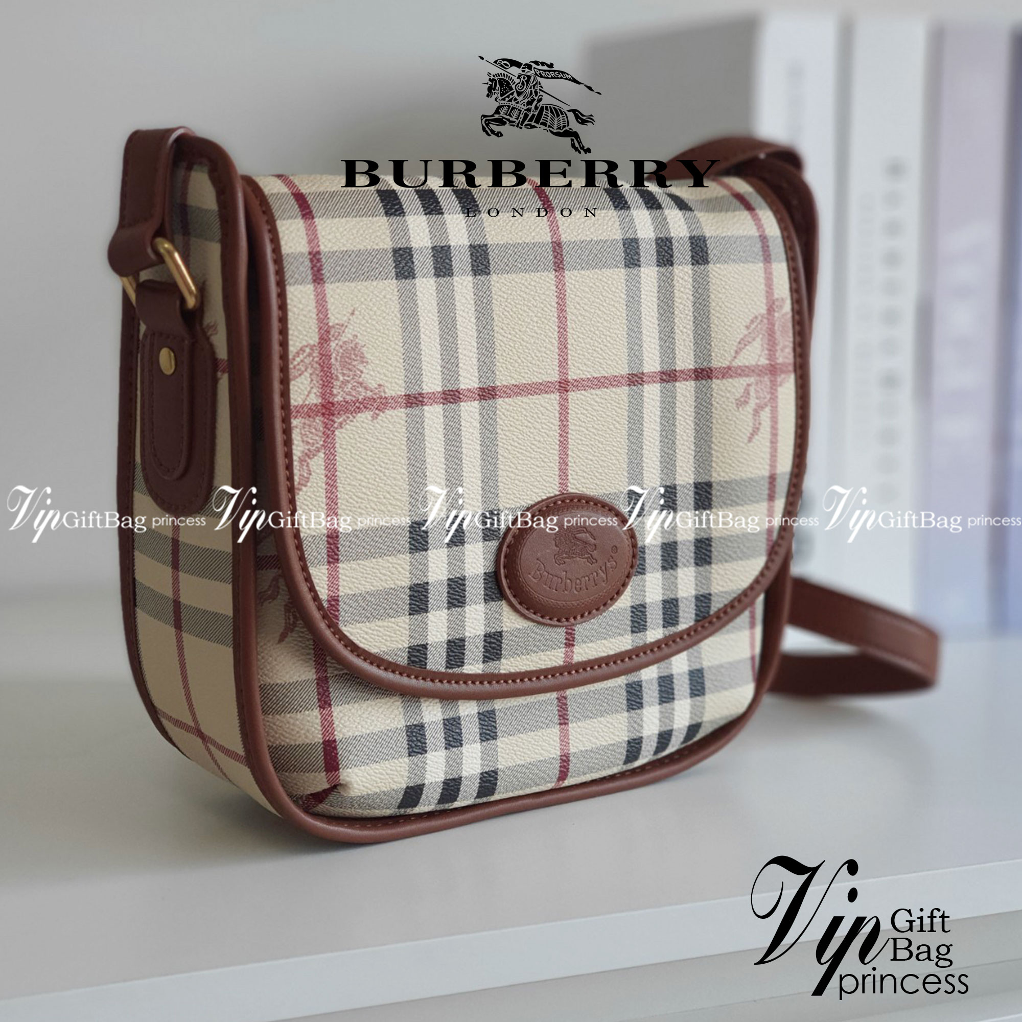 BURBERRY CROSSBODY VINTAGE BAG VIP GIFT WITH PURCHASE (GWP) พรีเมี่ยมกิ๊ฟ Limited Edition จากBURBERRY วัสดุหนัง PVC สวยอยู่ทรง เปิดปิดด้วยฝาปิดกระดุมแม่เหล็ก ภายในมีช่องใส่ของแยกอีกช่อง สามารถใส่มือถือ iphone เงิน ของจุกจิกได้ สายสะพายหนังยาวปรับระดับได้ 