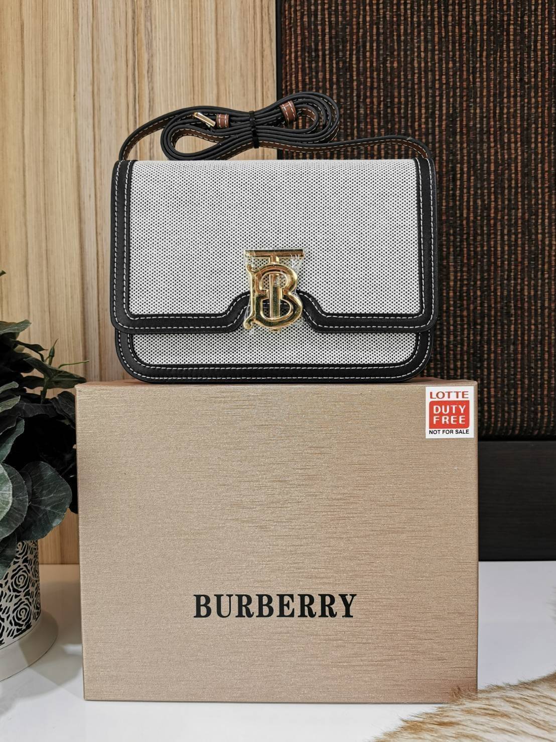 BURBERRY FRAGRANCES CROSSBODY BAG VIP GIFT WITH PURCHASE (GWP) พรีเมี่ยมกิ๊ฟรุ่นใหม่ล่าสุด Limited Edition วัสดุ Canvas & Leather ทรงเหลี่ยมสวยหรูอยู่ทรงโลโก้แบรนด์ด้านหน้าเปิดปิดด้วยฝาปิดสัญลักษณ์รูปตัวBภายในมีช่องแบ่งเป็นสัดส่วนใส่มือถือของจุกจิกได้ สาย