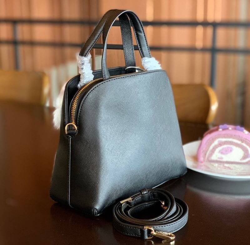 Kate spade new york penguin crossbody bag 📌สินค้าแนะนำ รุ่นหายากค่ะ!! กระเป๋าถือหรือสะพายข้าง วัสดุหนังซาฟเฟียโน่ หนังนิ่มมือ น้ำหนักเบาค่ะ ด้านหน้าแต่งดีเทลรูปตาติดขนมิ้งได้สุดเก๋มากๆค่ะ ช่องใส่กระเป๋าแบ่งเป็น3ช่อง มีข่องซิปหลักตรงกลาง แต่ละช่องก
