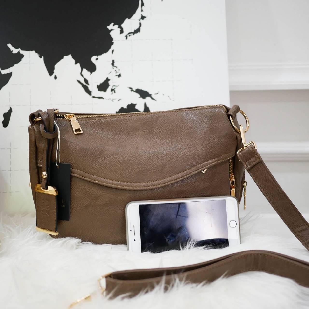 กระเป๋าถนอมสุขภาพไหล่ ใหม่ล่าสุดให้คุณได้ช้อปก่อนใคร Healthy bag จาก Luxe Light shoulder city bag กระเป๋าสะพายที่กล้าพิสูจน์ความเบา ดีต่อใจ สายสะพายไหล่เพิ่มความกว้าง ช่วยในการถ่ายเทน้ำหนัก ภายในบุผ้าเบาบางพิเศษ แต่ยังทนทานและไม่บกพร่องเรื่องฟังค์ชั่นใช้ง