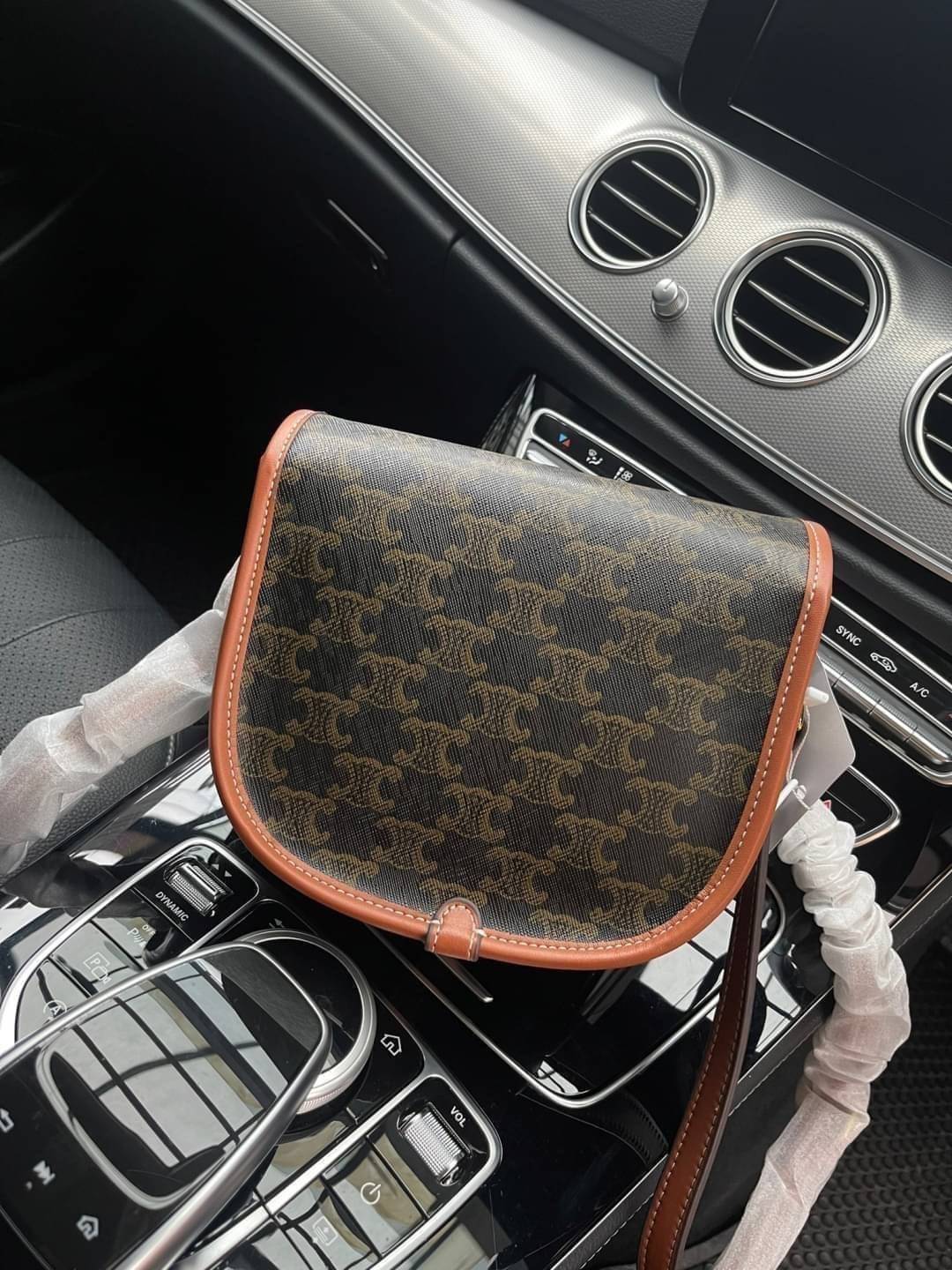 CELINE MEDIUM FOLCO BAG IN TRIOMPHE CANVAS หากใครที่กำลังมองหากระเป๋าสะพายข้าง ขนาดกะทัดรัด และเรียบหรู ต้องใบนี้เลยค่ะ เป็นกระเป๋าเปิดปิดแบบแบบฝาผับที่มีรูปทรงโค้งและที่ล็อกรูปทรงคล้ายเข็มขัด อีกทั้งยังสะท้อนความสวยสไตล์สาวปารีสได้อีกด้วย ด้านในของรุ่นนี