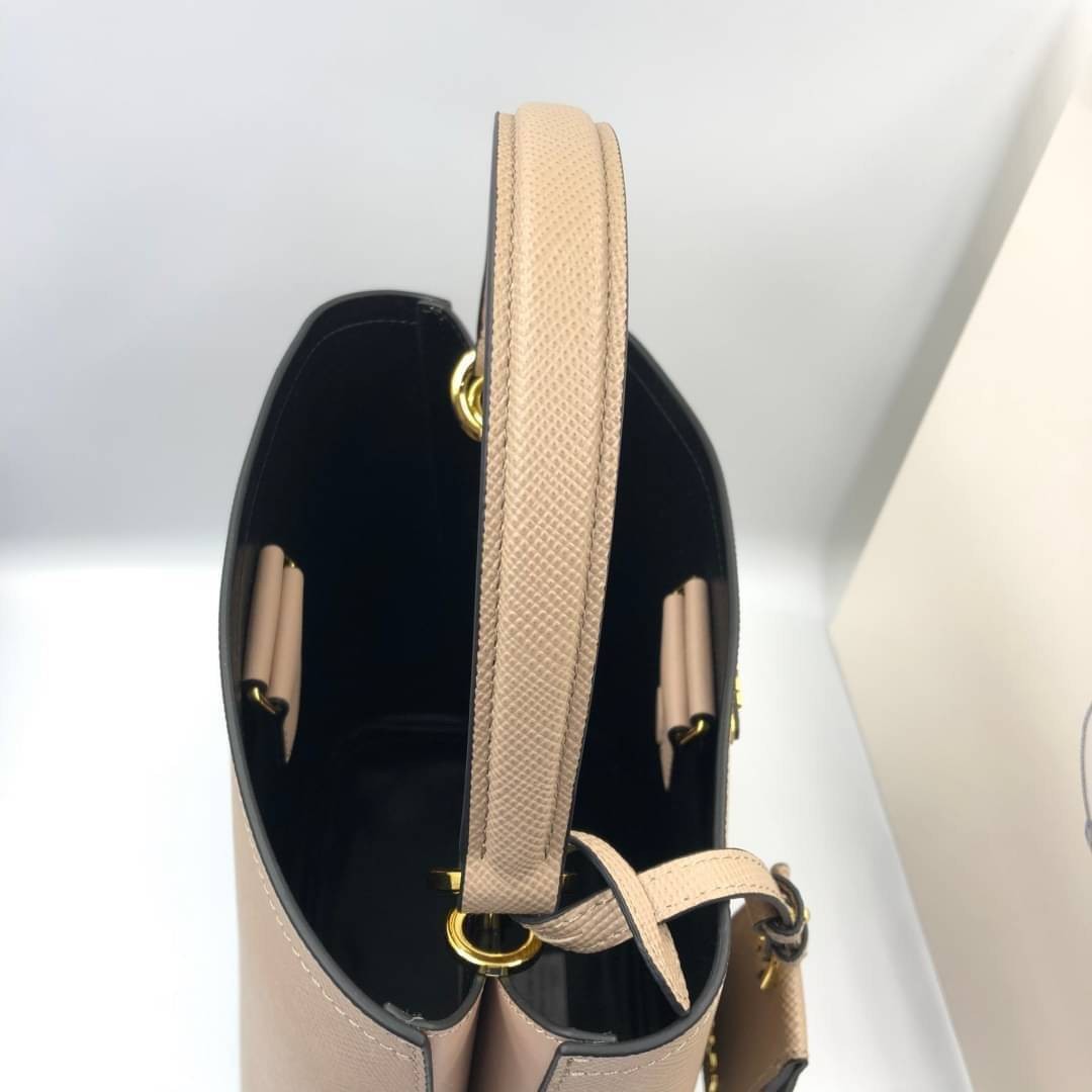 VIP 】หนังแท้ Prada Panier Bag Medium Saffiano Leather พร้อมส่งที่ไทย กระเป๋าสะพายข้างทรงบัคเก็ต จุของได้เยอะมาก เรียบแต่หรู ต้องใบนี้เลยค่าา