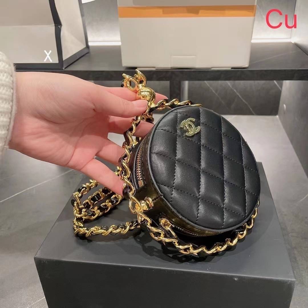Chanel Round Clutch On Chain / CHANEL Mini Round Bag กระเป๋ามินิใบเล็กน่ารัก โดดเด่นด้วยรูปทรงกลมสุดชิค ตอบโจทย์และครองใจสาวๆ ได้อย่างแท้จริง
