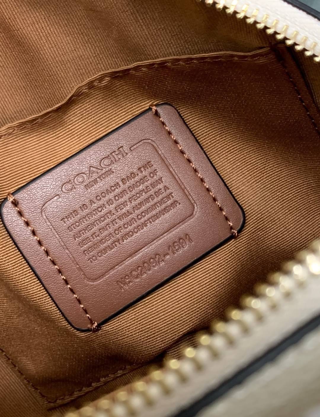 COACH SERENA SATCHEL CROSSBODY BAG กระเป๋าทรงโดมเล็ก น่ารัก แต่ใส่ของได้จุเลยทีเดียว!! มี2ช่องซิปหลัก ช่องค่อนข้างกว้าง สามารถใส่กระเป๋าเงินใบกลางได้;ของจำเป็นอื่นๆได้ครบเลยค่ะ มีช่องเล็กให้ใส่ของจุกจิก ด้านหลังมีช่องเล็กให้อีกช่องค่ะ พร้อมสายยาวถอดออกได้