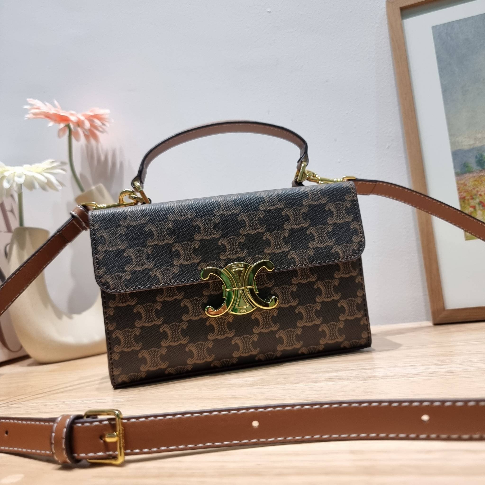 CELINE BOX TRIOMPHE IN TRIOMPHE CANVAS กระเป๋าสะพายสวยอยู่ทรง ดีไซน์เอกลักษณ์ ใช้งานง่ายด้วยอะไหล่กดล็อค วัสดุหนังแคนวาสทนทาน