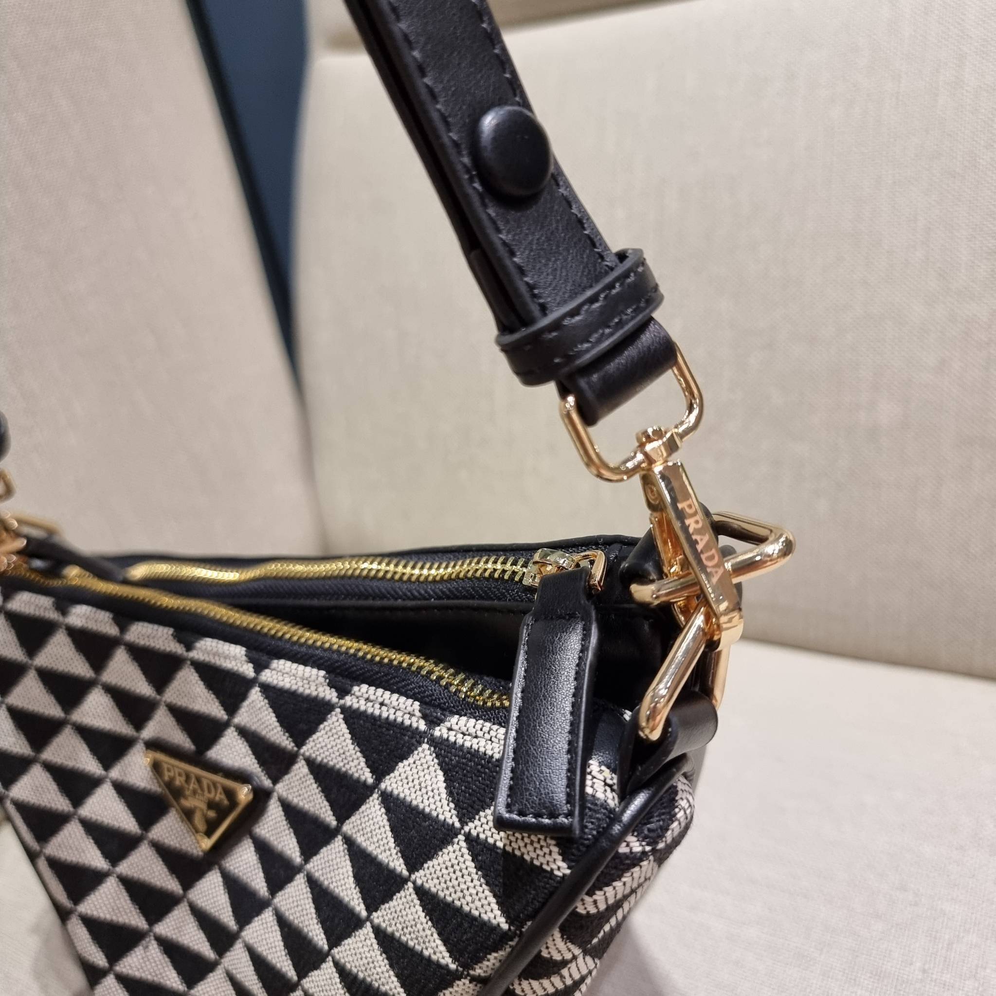 PRADA TRIANGLE BAG ล้ำกว่าใคร ใหม่กว่าใคร ไม่ต้องรอพรีฯ กระเป๋าสะพาย ดีไซน์ทรงสามเหลี่ยม ชิคๆคูลๆ ไม่มีใครเหมือน มีมาให้ถึง 2 ชิ้น วัสดุผ้า jacquard และหนังแท้ สวยคู่ สลับใช้ได้หลากหลายมากๆ เพราะยังมีสายสะพายมาให้อีกถึง 2 เส้น เกี่ยวคู่กันสะพายเท่ๆ หรือแย