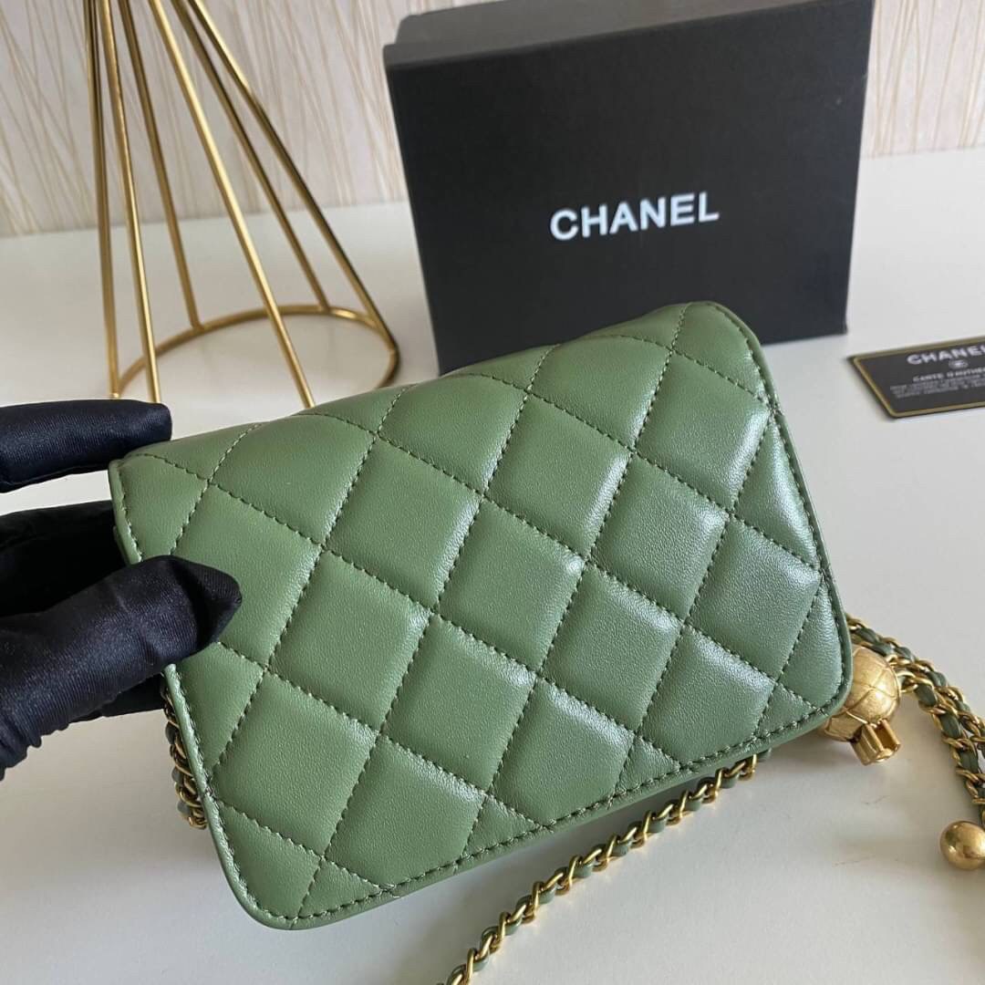 VIP GIFT 】หนังแกะแท้ CHANEL lambskin small shoulder bag with chain เรียบหรู ดูดี ดีไซน์สุดคลาสสิค ใช้ออกงานได้เลย มีสายโซ่อะไหล่ทองรมควันอย่างลงตัว ไอเท็มแนะนำพร้อมส่งที่ไทยราคาสุดคุ้มห้ามพลาดค่ะ!