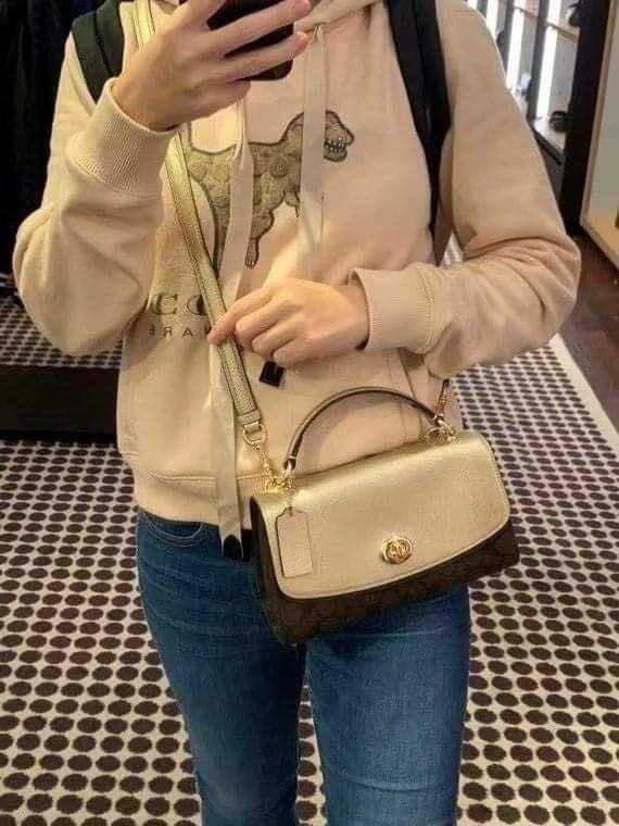 COACH TILLY SATCHEL 23 ((C1802//C1439/C1435)) พร้อมส่งที่ไทยทันทีค่ะ! กระเป๋าสะพายครอสบอดี้ร์หรือหิ้วก็เก๋ไปอีกค่ะ หนังแท้สวยงาม เปิดปิดกระเป๋าแบบหมุนล็อค ภายในมี2ช่องหลัก ใส่กระเป๋าเงินใบกลางได้;มือถือได้ทุกรุ่น;ของจำเป็นสาวๆได้ครบค่ะ;มีช่องซิปกลางและช่อ