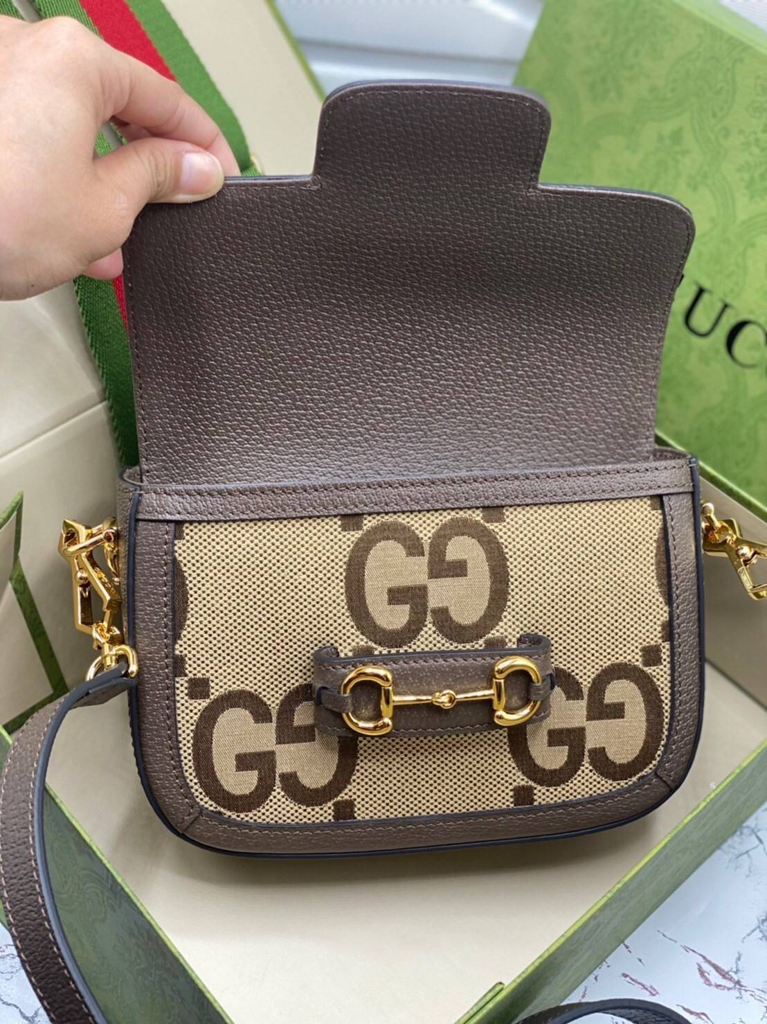 หนังแท้ 】Gucci Horsebit 1955 jumbo GG mini bag 20cm พร้อมส่งที่ไทย เกรดออริจินอล ลายใหม่ Jumbo Double G กระเป๋าสะพายขนาดมินิ โดดเด่นด้วยเว็บเฮาส์สีเขียวและสีแดงอันเป็นเอกลักษณ์ ซึ่งเป็นหัวเข็มขัดแบบร่วมสมัยของกุชชี่จากยุค 70 เสริมการออกแบบแต่ละชิ้นด้วยโลโ