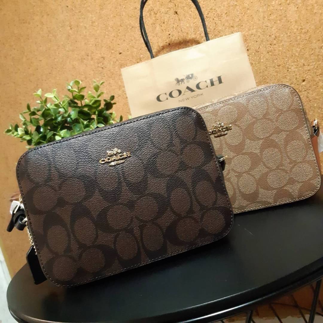 COACH 91677 MINI CAMERA BAG IN SIGNATURE CANVAS ขายดีที่สุด!! กระเป๋าสะพายข้างไซส์มินิ คลาสสิคอยู่ทรง อะไหล่ทองตัดดูหรู วัสดุหนังแคนวาสเคลือบลาย เปิด-ปิดด้วยซิป สายสะพายปรับได้ตามตัว ใบนี้แมทช์ได้ทุกลุค ใช้เป็น everyday bag ได้สบายๆเลยจ้า