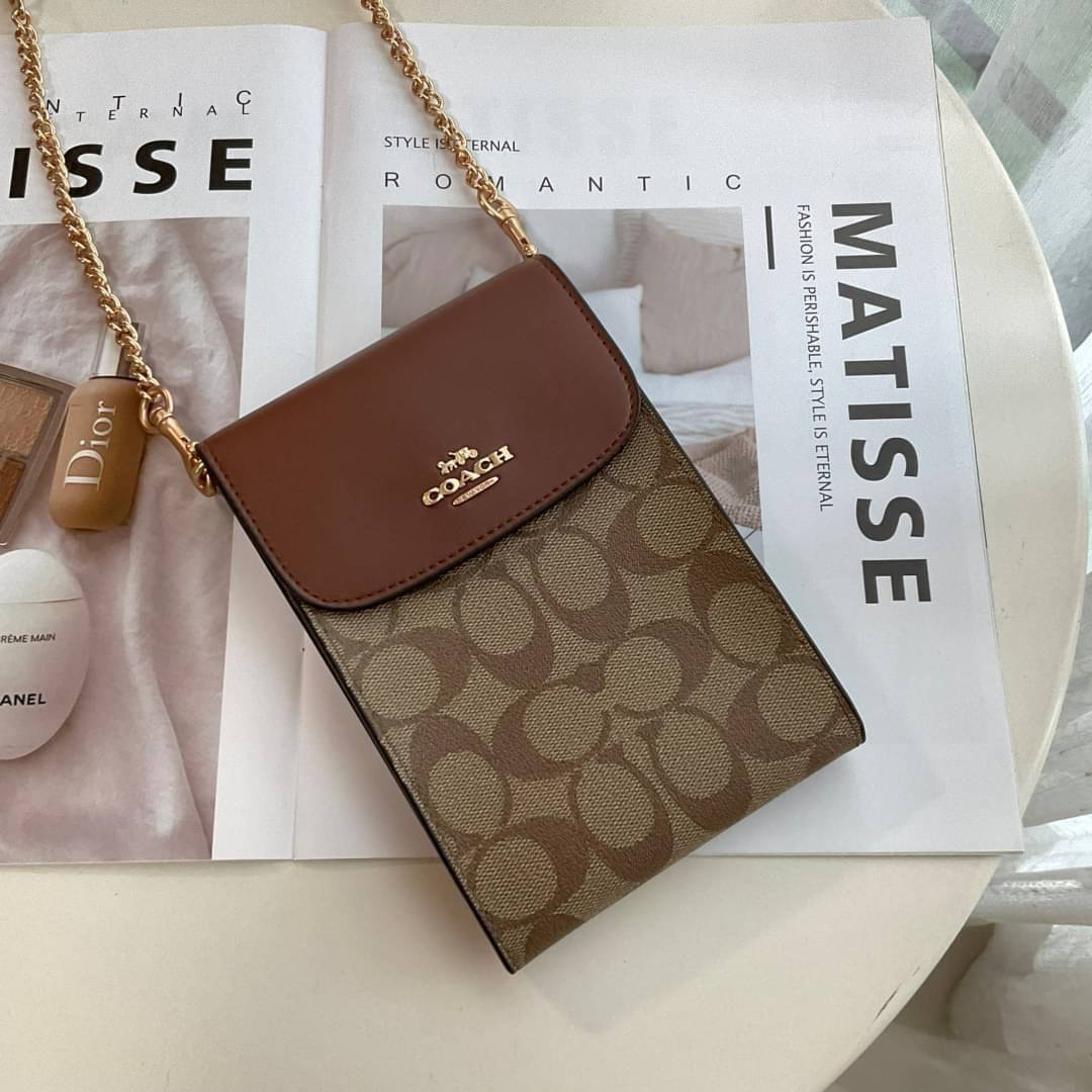 COACH RACHEL PHONE CROSSBODY IN SIGNATURE CANVAS พร้อมส่ง กระเป๋าสะพาย case phone ต้องมา ให้คุณพกพา gadget ล้ำไปได้ทุกที่ ใส่โทรศัพท์มือถือได้ทุกรุ่น ดีไซน์ใหญ่กว่าเดิม