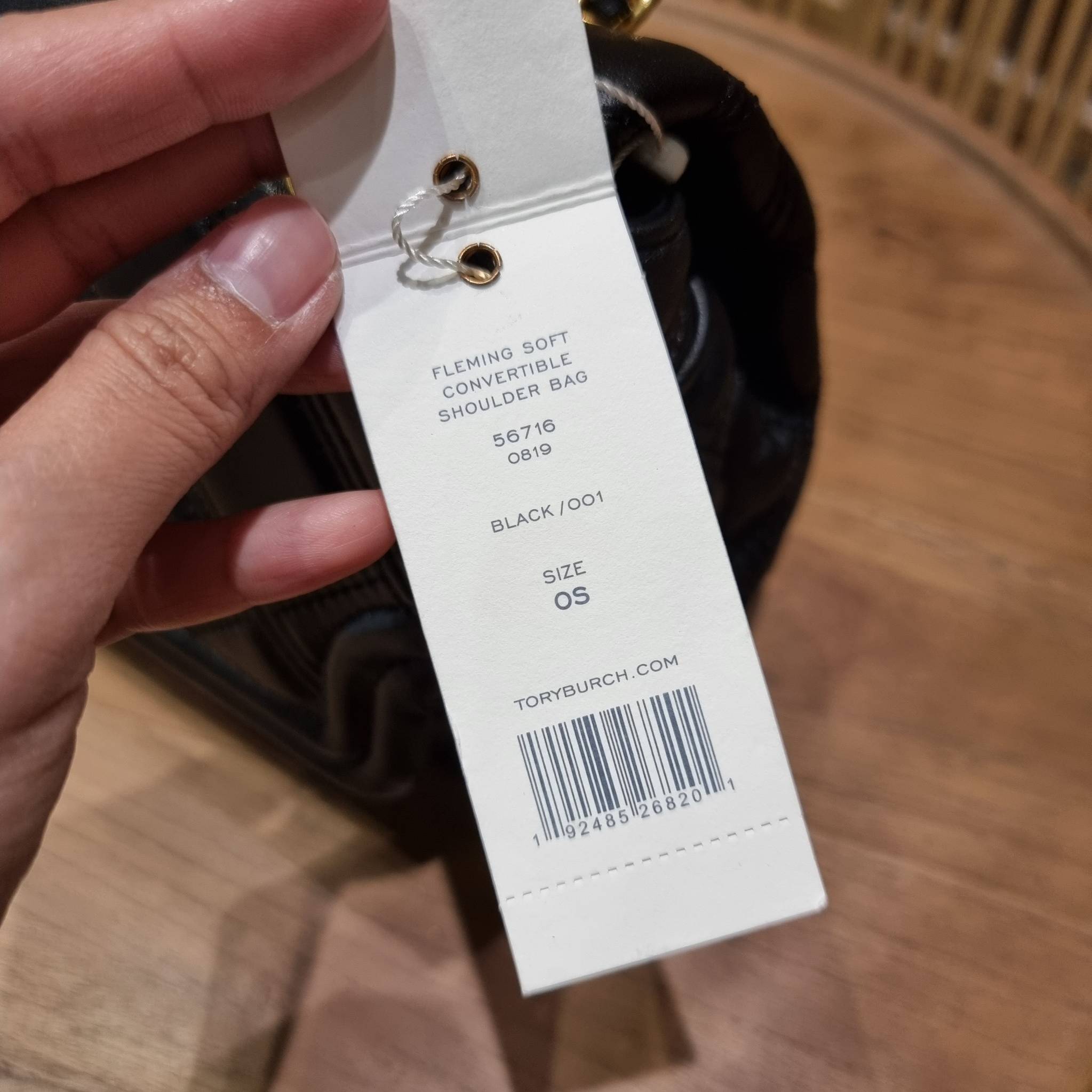 TORY BURCH FLEMING SOFT CONVERTIBLE SHOULDER BAG รุ่นหายากที่สาวๆตามหา มาพร้อมเสิร์ฟความสวยถึงบ้านไปเลยจ้า รอบนี้คัดสีสวยๆมาให้ได้ช้อปกันอย่างจุใจไปเลย กระเป๋าสะพายไหล่ หนังแท้นิ่มเต็มใบ สวยหรูดูแพง เปิด-ปิดด้วยตัวกดล็อคแน่นหนา สายสะพายในตัวปรับใช้ได้ 2 แ