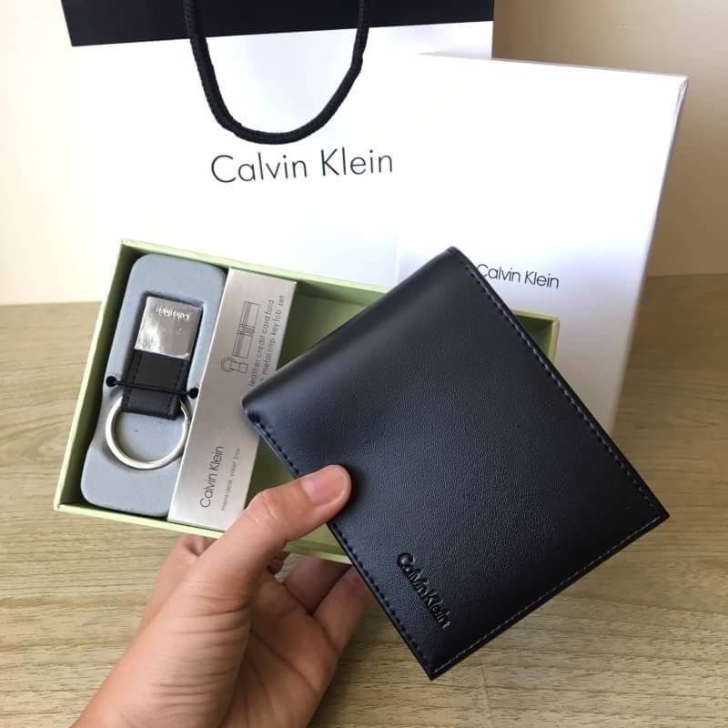 Calvin Klein leather credit card fold with metal clip key fob set กระเป๋าสตางค์ใบสั้น และ ที่ใส่บัตรย่อย และพวงกุญแจ set สุดคุ้มมอบให้เป็นของขวัญหรือใช้เองก็แนะนำค่ะ set นี้มาเท่าไรก็หมดคะ รีบจับจองนะคะ มาพร้อมถุงกระดาษแบรนด์ด้วยนะคะ