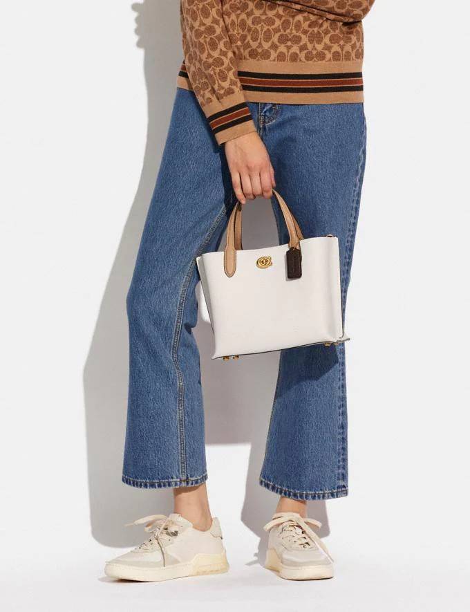 COACH C8561 C8869 WILLOW TOTE 24 IN COLOR BLOCK น้องสาวลุคลูกคุณมาแล้วจ้า กระเป๋าถือ/สะพาย ดีไซน์คัลเลอร์บล็อค ลงตัว เรียบหรู ใบจริงคือผู้ดี๊ผู้ดี ใช่ได้ทุกๆโอกาส วัสดุหนัง pepble อยู่ทรง เปิดปิดด้วยตัวบิดล็อค และอีกฝั่งเป็นกระดุมแม่เหล็ก ภายในโล่งกว้าง ใ